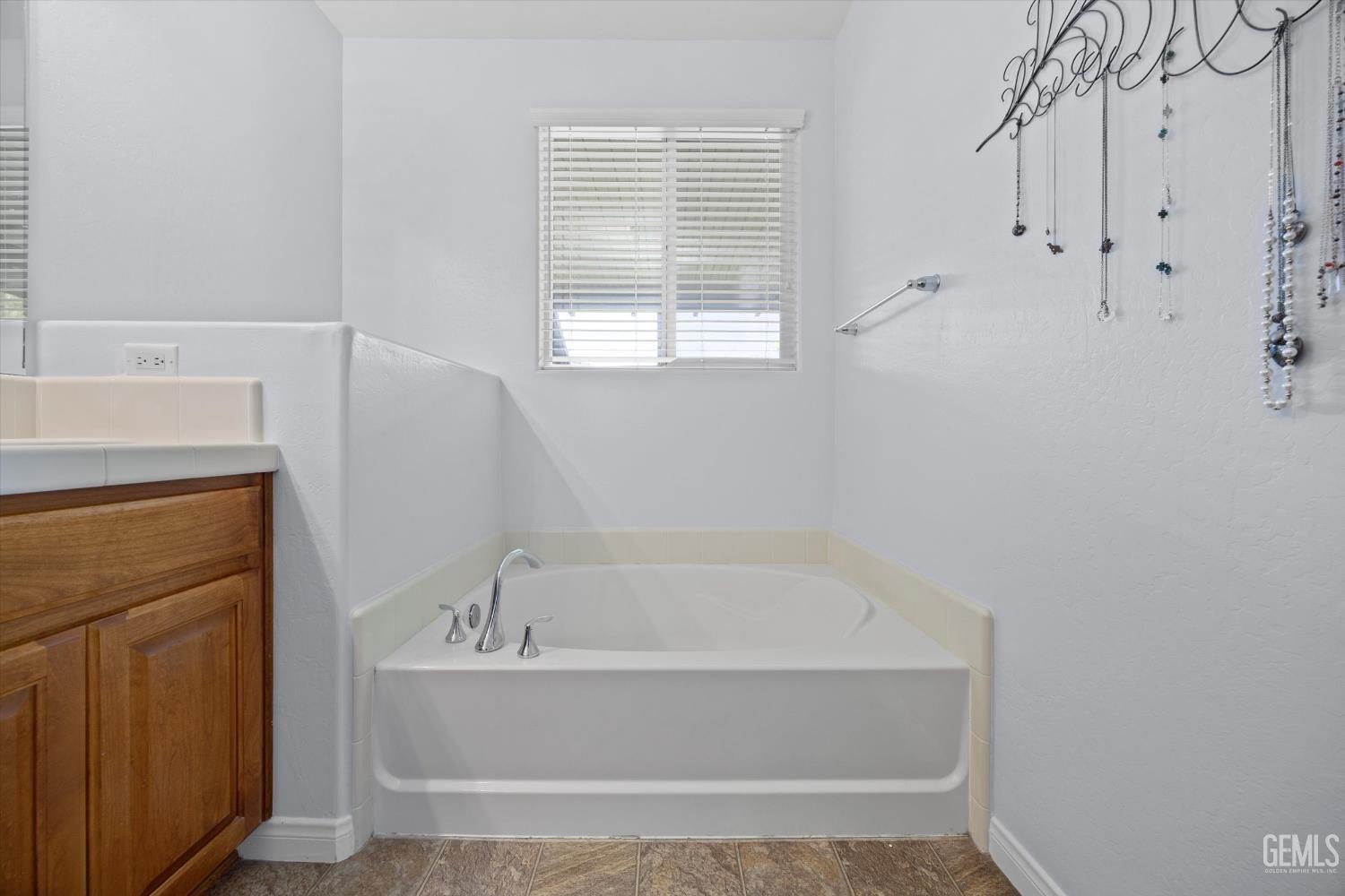 Bakersfield, California, 93313, United States, 4 Bedrooms Bedrooms, ,3 BathroomsBathrooms,Residential,For Sale,1908469
