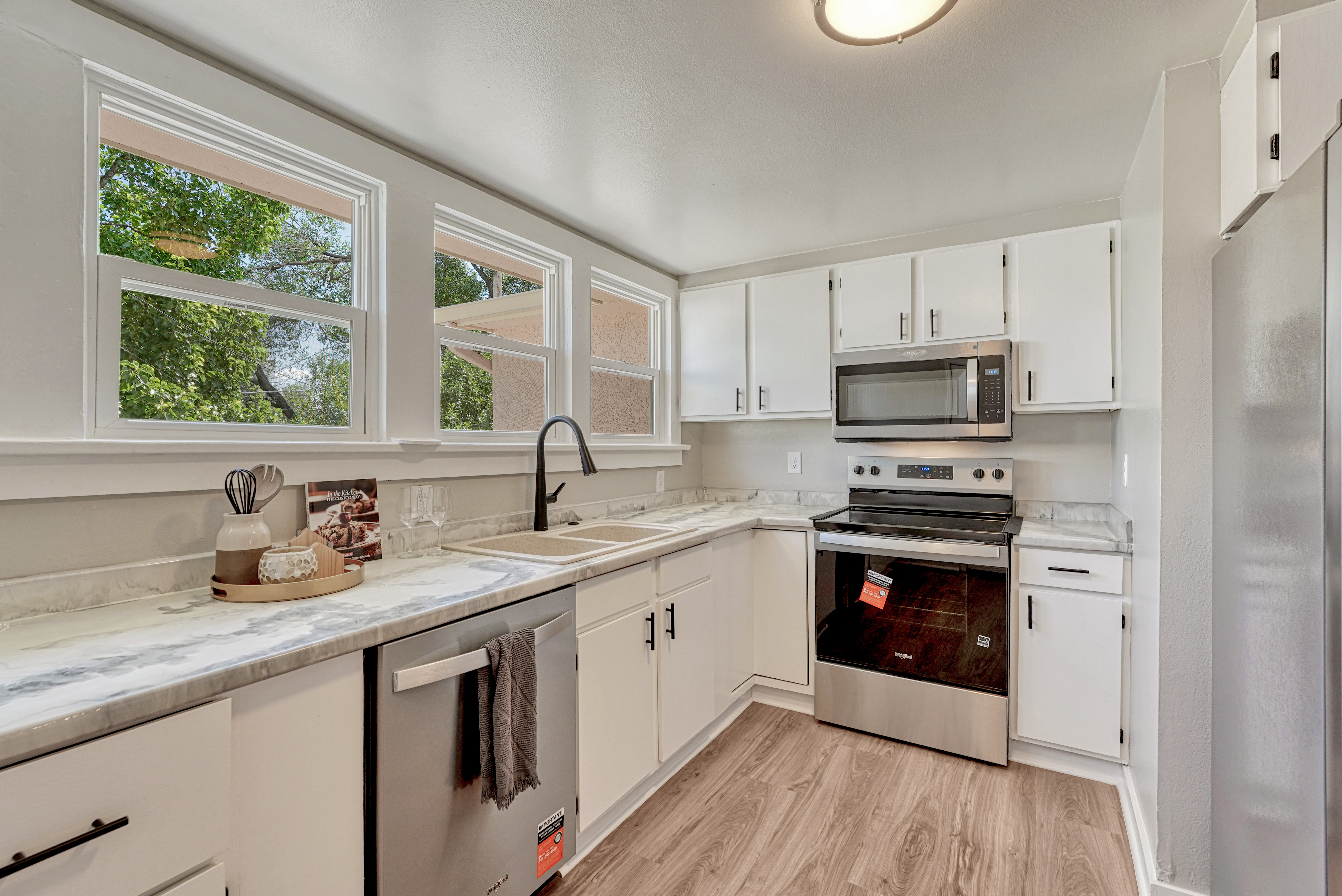  Welcome to This Beautifully Updated Home in Calvert Heights - 物件實景