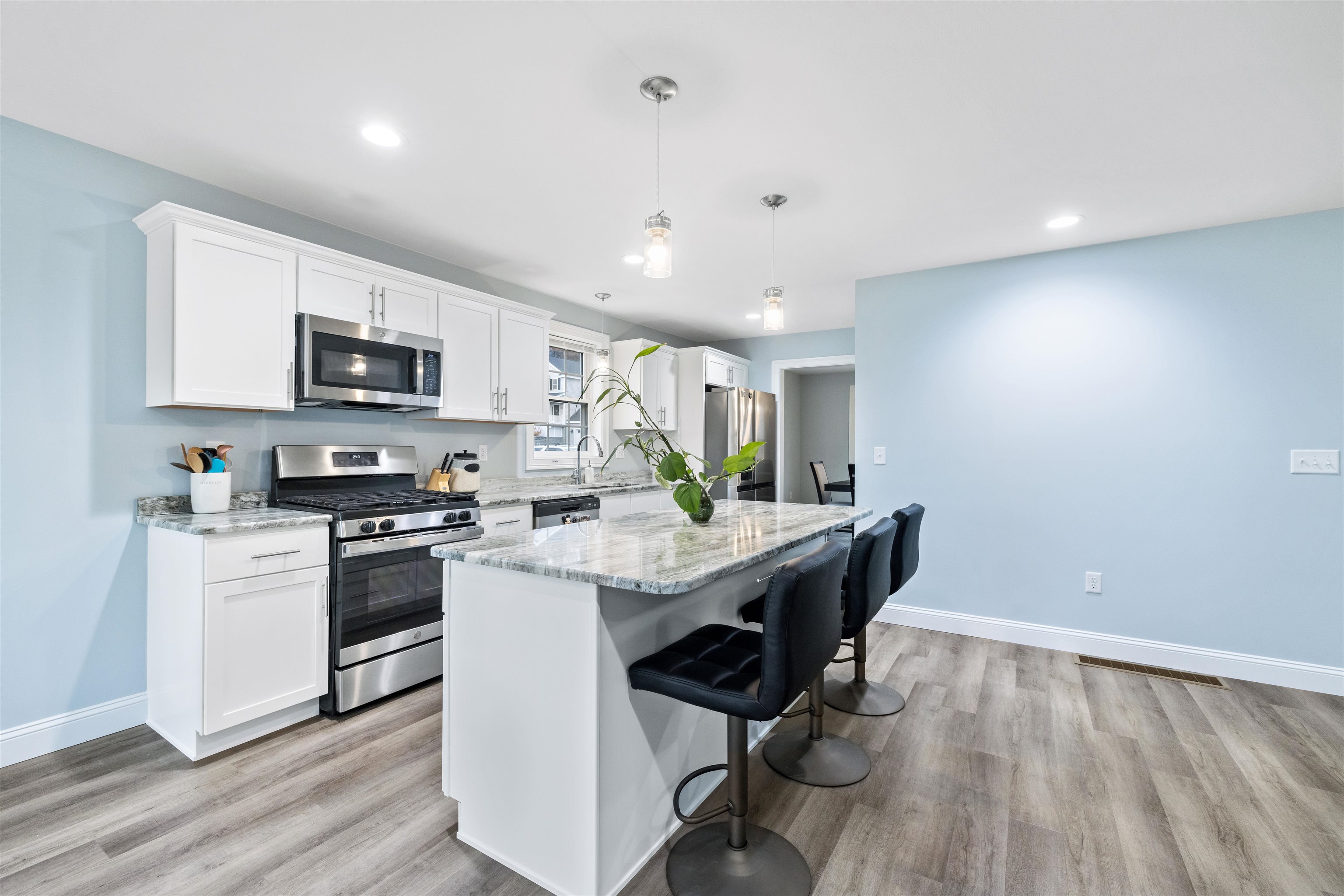 Hudson, New Hampshire, 03051, United States, 3 Bedrooms Bedrooms, ,2 BathroomsBathrooms,Residential,For Sale,1990943