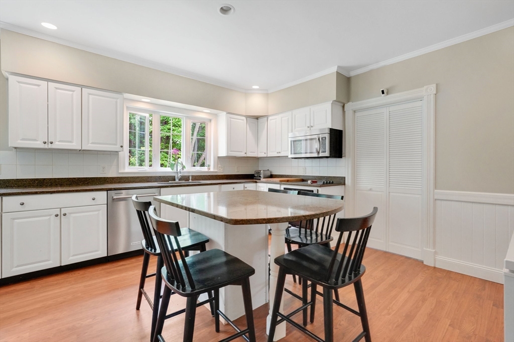 Longmeadow, Massachusetts, 01106, United States, 5 Bedrooms Bedrooms, ,2 BathroomsBathrooms,Residential,For Sale,1819173
