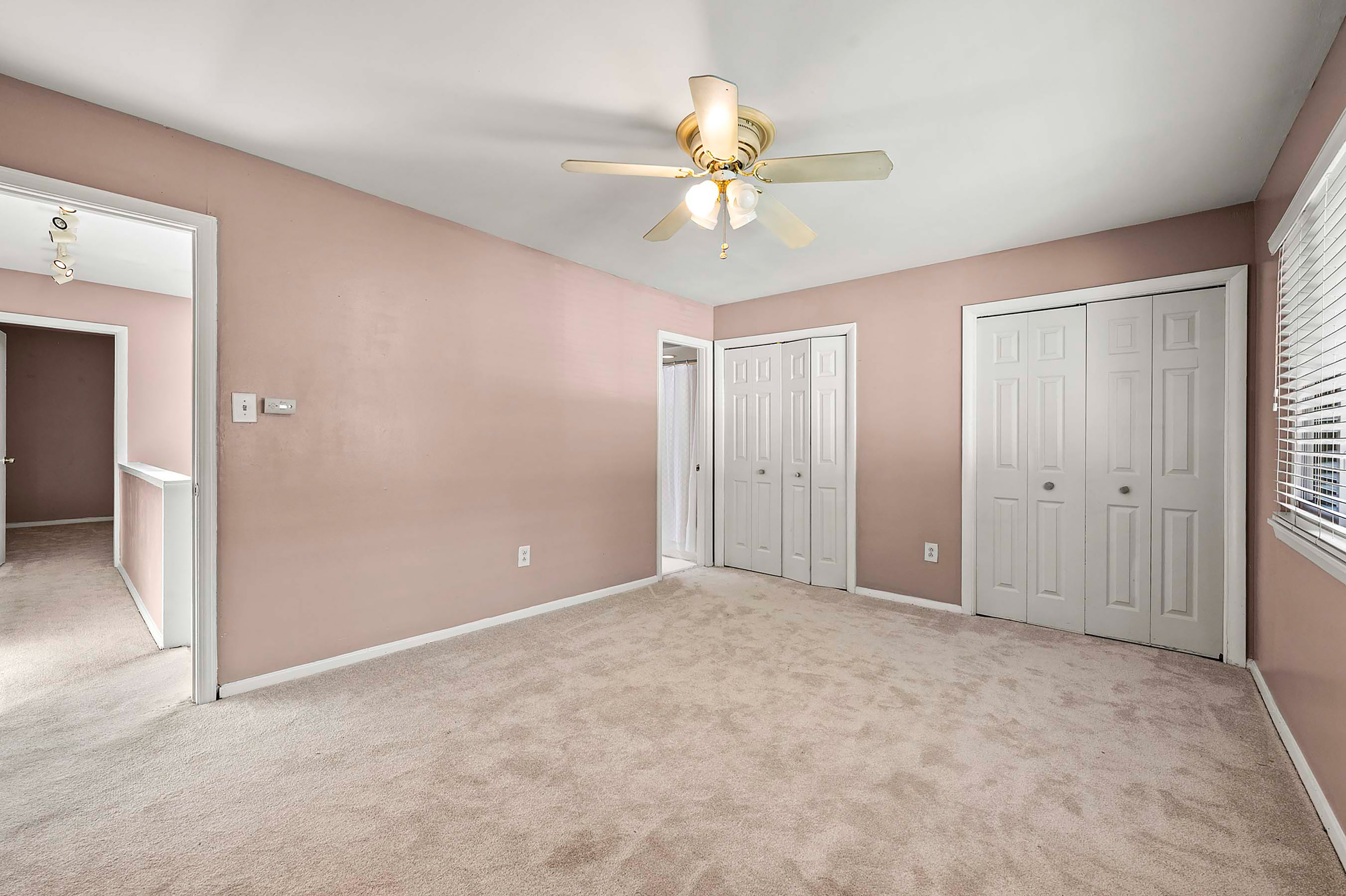  Rare Two-Story Garden Home in Laurel Grove with Covered Parking - 物件實景