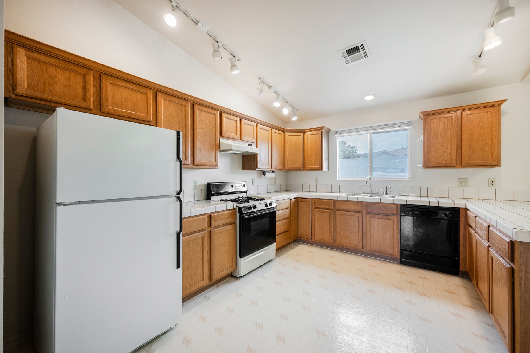  Rare Half Acre Opportunity in Henderson HOA, RV Hookups, Endless Potential - 物件實景