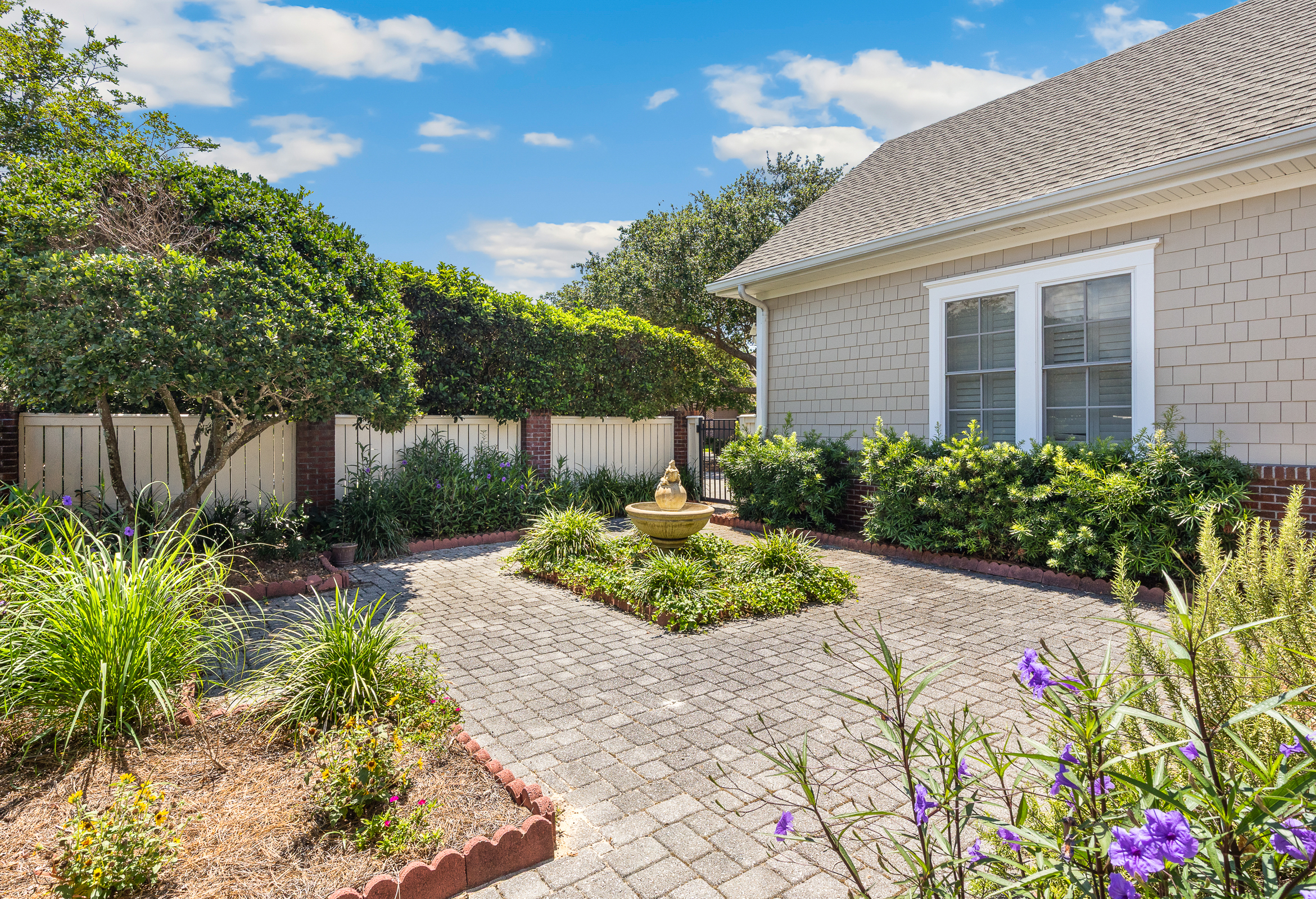  Charming Courtyard Home Designed for Relaxation and Entertaining - 物件實景