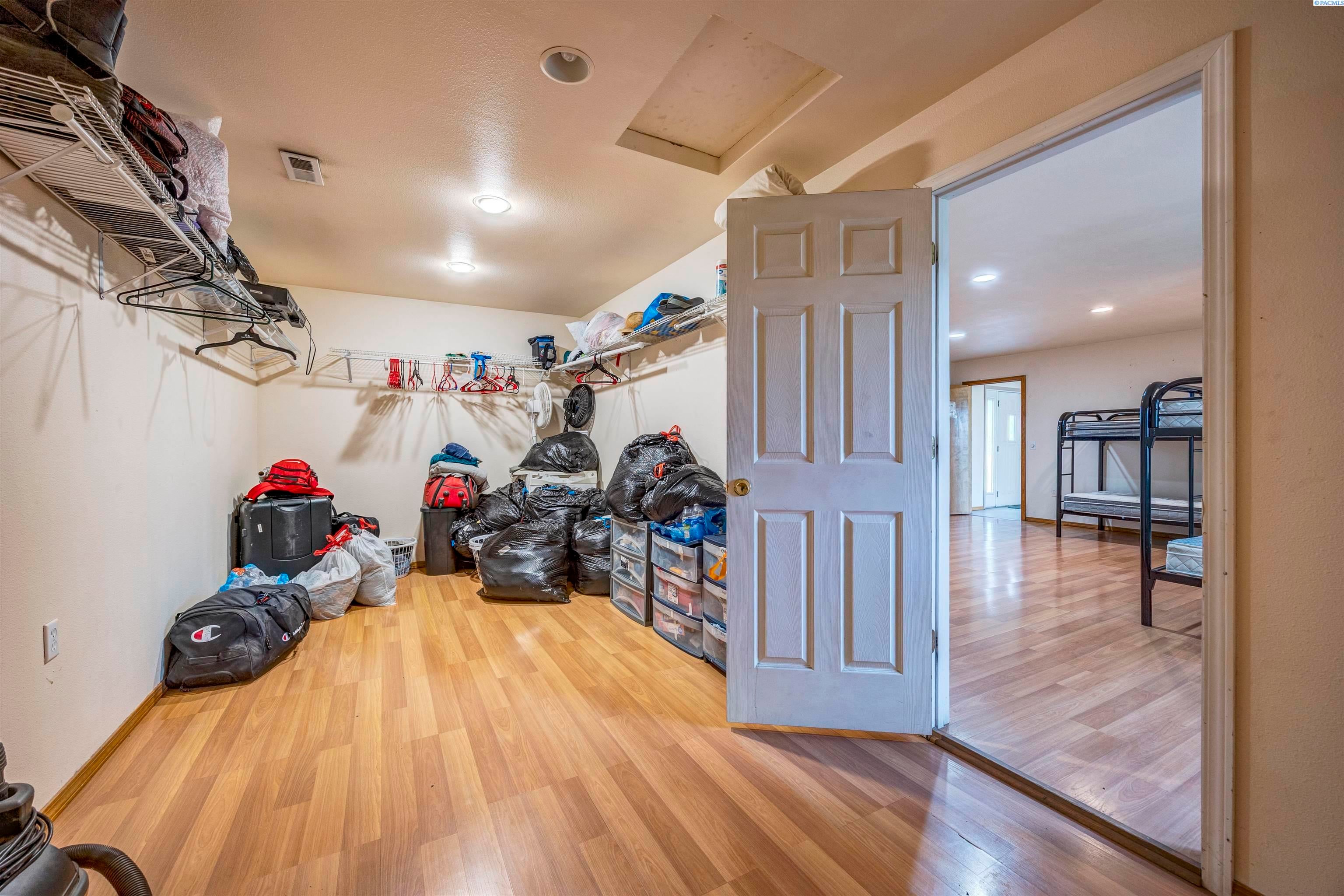 Benton City, Washington, 99320, United States, 3 Bedrooms Bedrooms, ,3 BathroomsBathrooms,Residential,For Sale,1998041