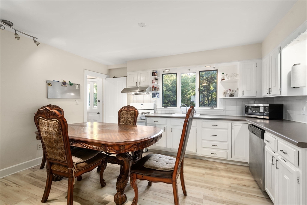 Weston, Massachusetts, 02493, United States, 3 Bedrooms Bedrooms, ,3 BathroomsBathrooms,Residential,For Sale,1960469