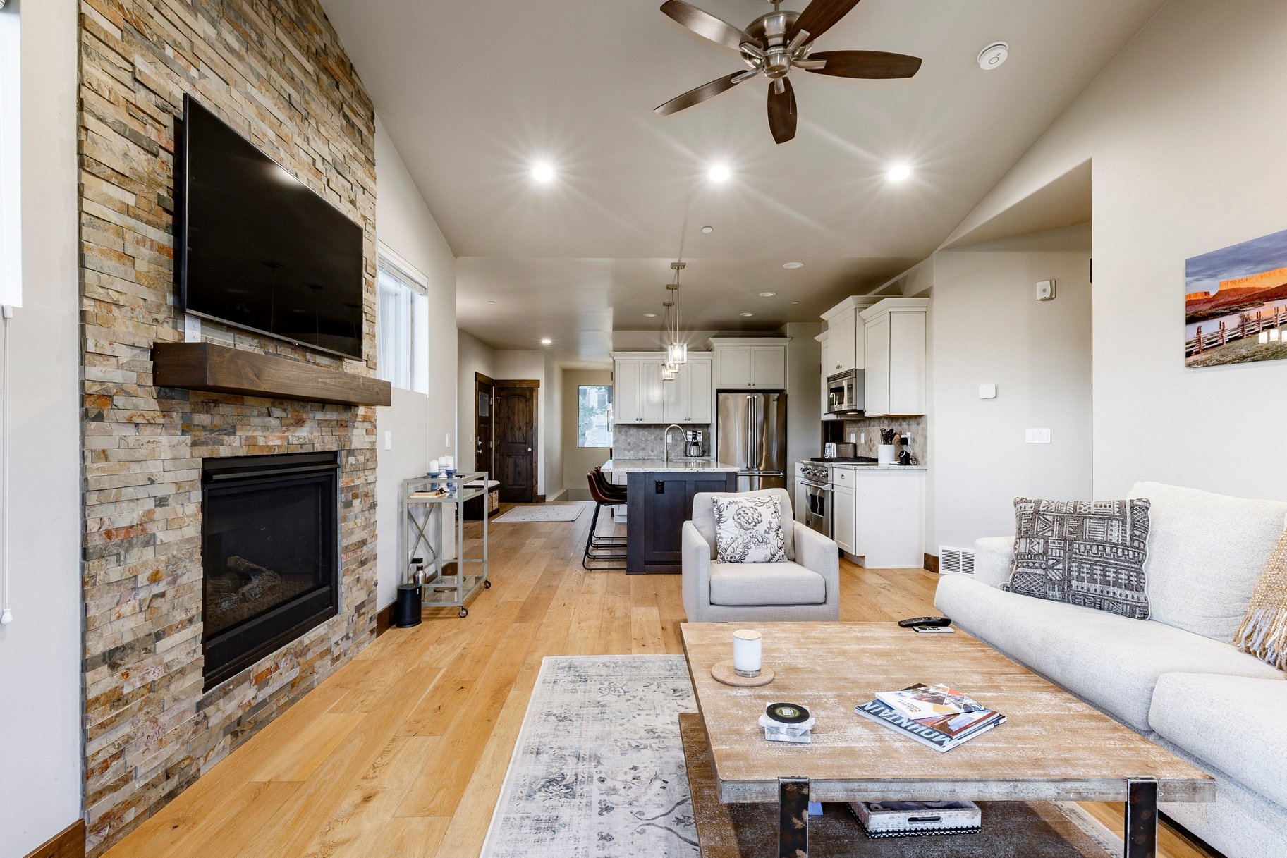  Stunning End-Unit Townhome With Loads of Natural Light - 物件實景