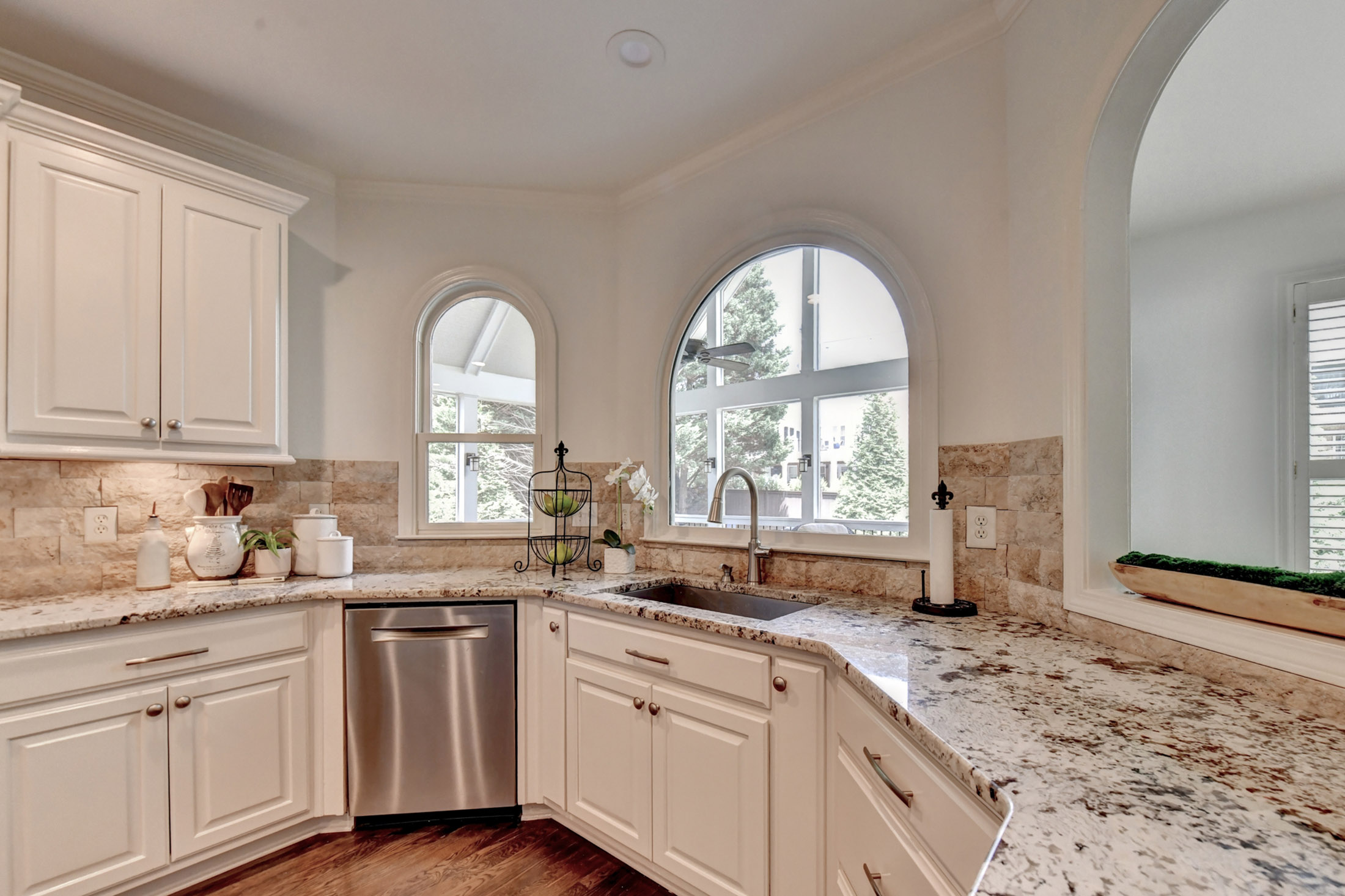  Stunning, Fully Renovated Glen Abbey Home Nestled in the Heart of Alpharetta - 物件實景