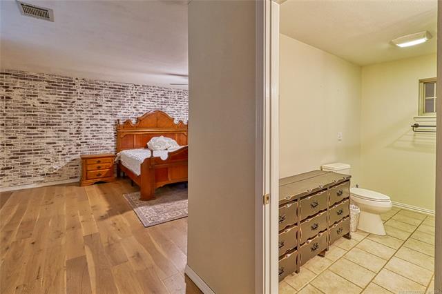 Eufaula, Oklahoma, 74432, United States, 3 Bedrooms Bedrooms, ,3 BathroomsBathrooms,Residential,For Sale,1987326