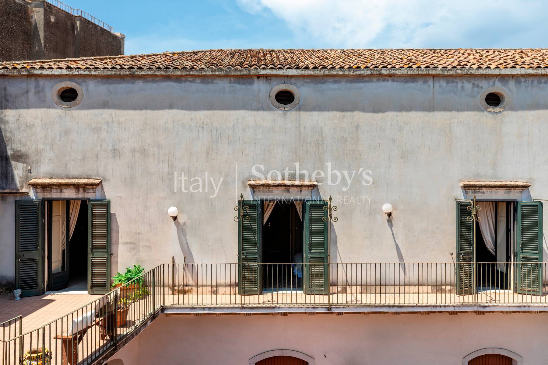  A prestigious stately home with large terraces overlooking the high street - 物件實景