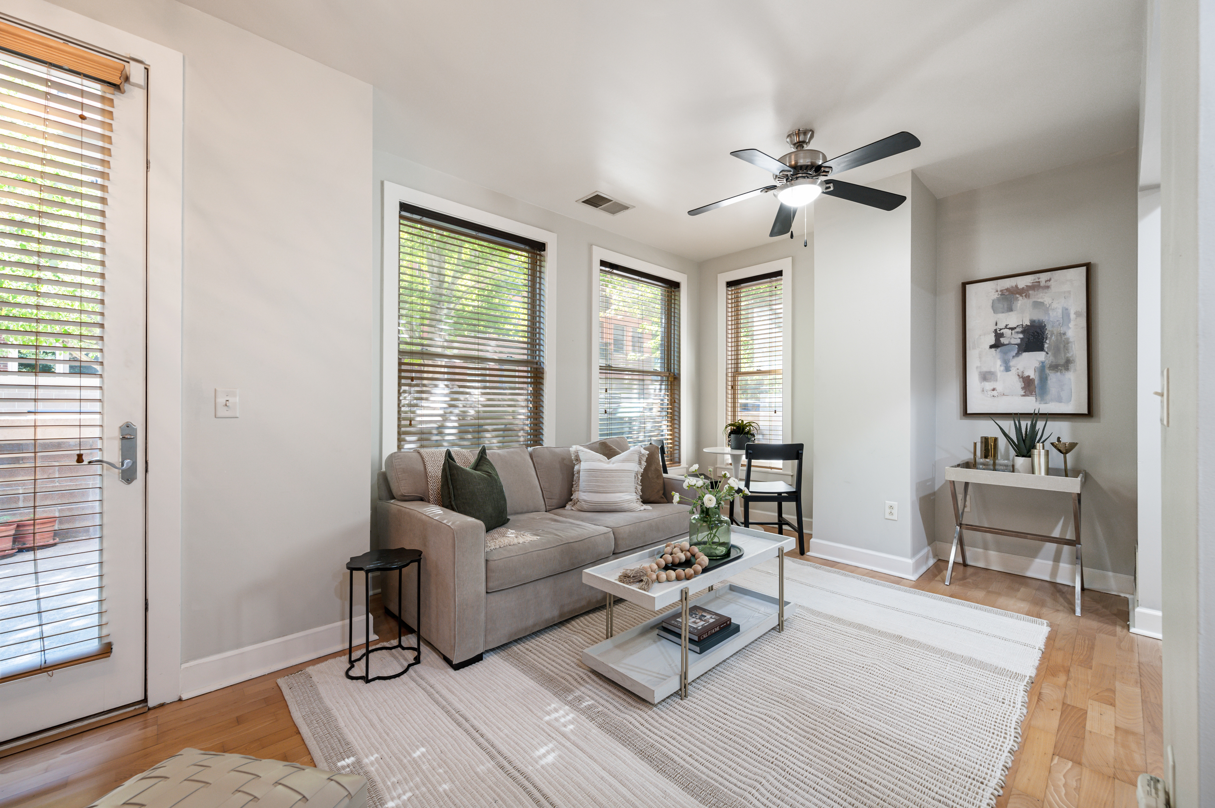  Spacious 1-Bedroom Main Floor Condo in a Prime Location - 物件實景