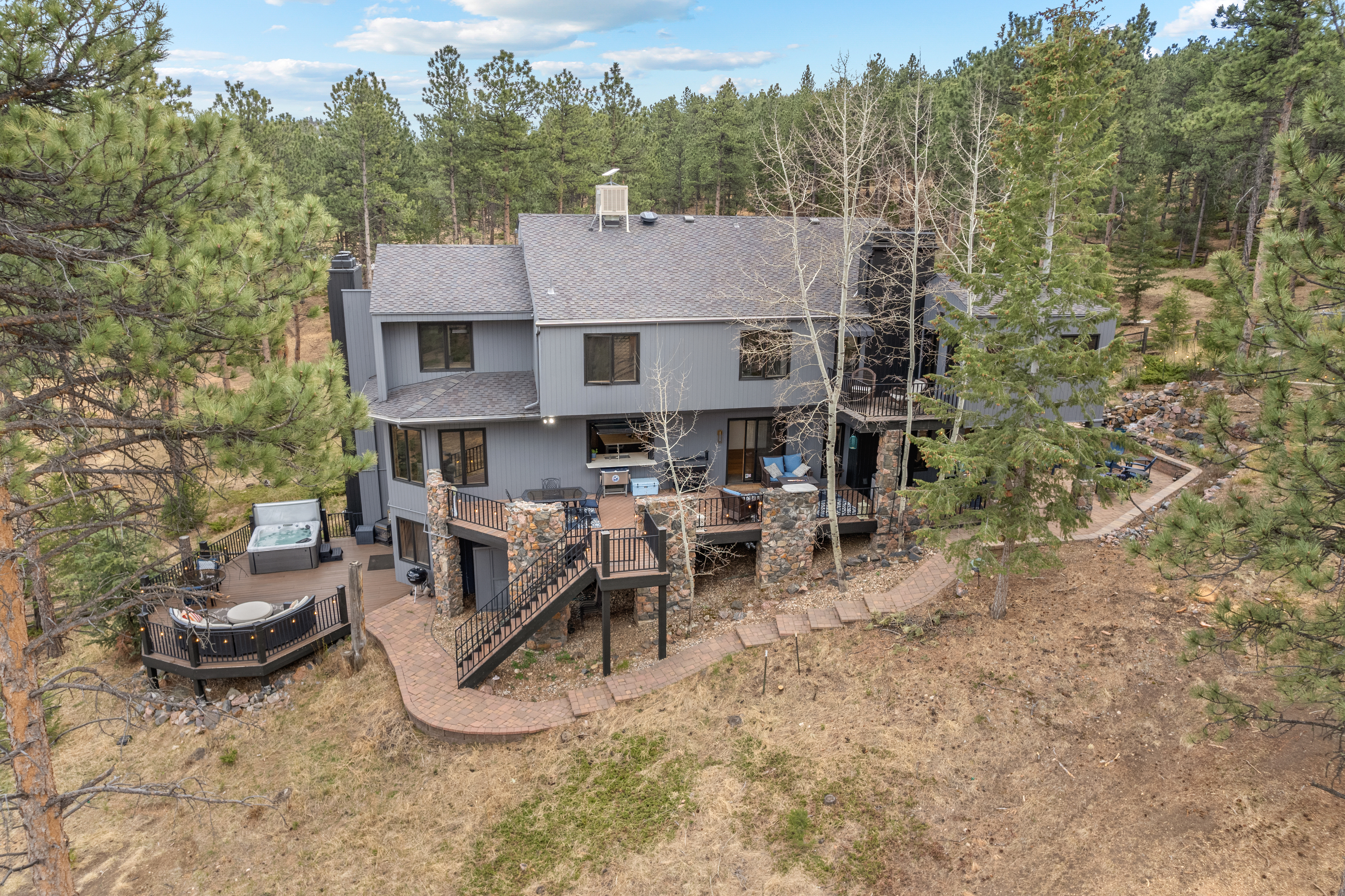  Discover the Pinnacle of Mountain Living at This Meticulously Reimagined Estate - 物件實景