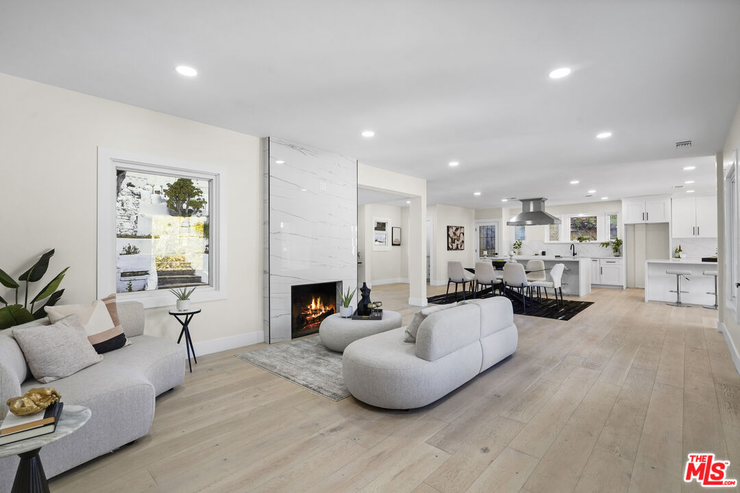 Los Angeles, California, 90068, United States, 5 Bedrooms Bedrooms, ,4 BathroomsBathrooms,Residential,For Sale,1892047
