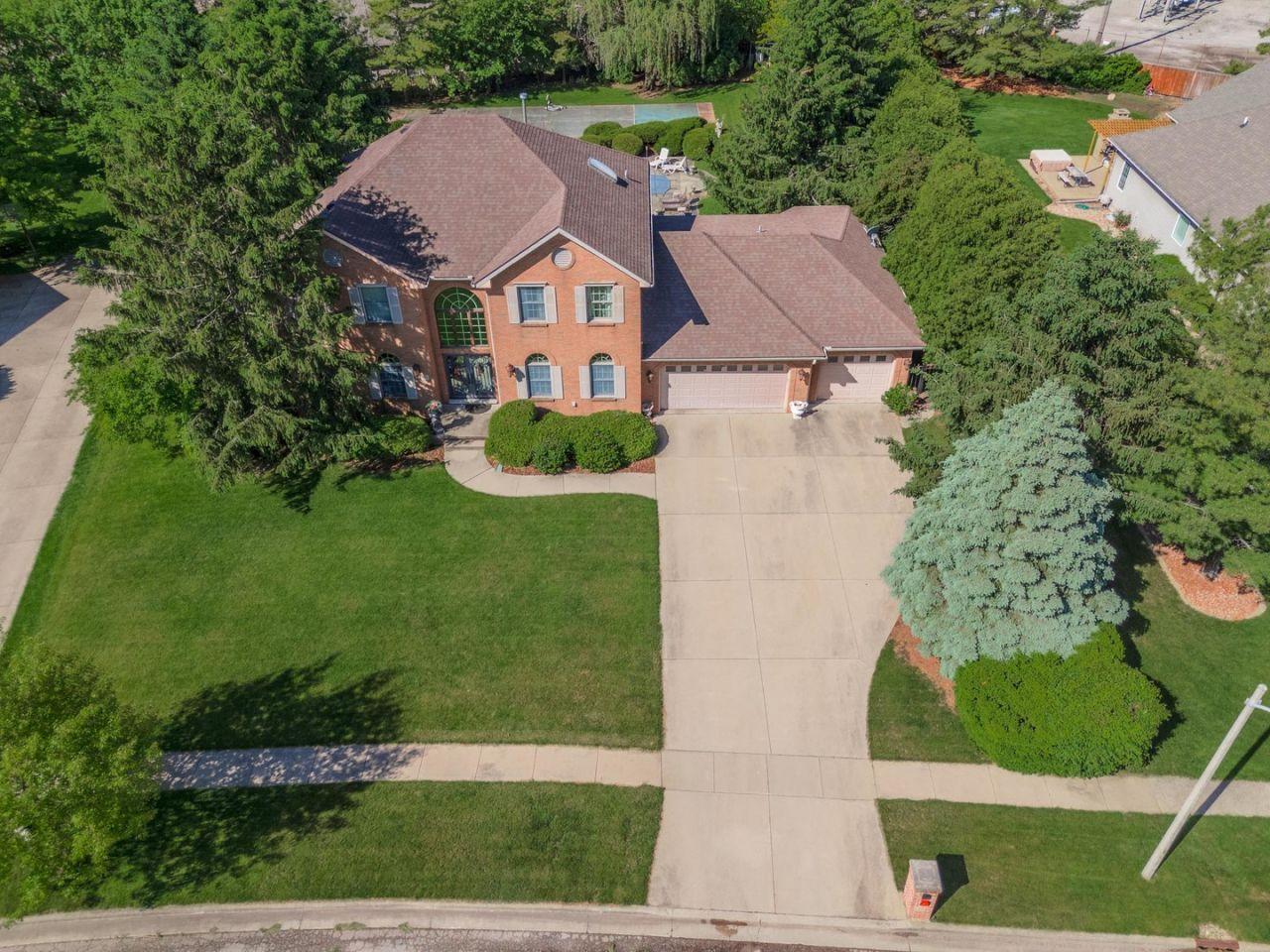 Bloomington, Illinois, 61704, United States, 6 Bedrooms Bedrooms, ,5 BathroomsBathrooms,Residential,For Sale,1793888