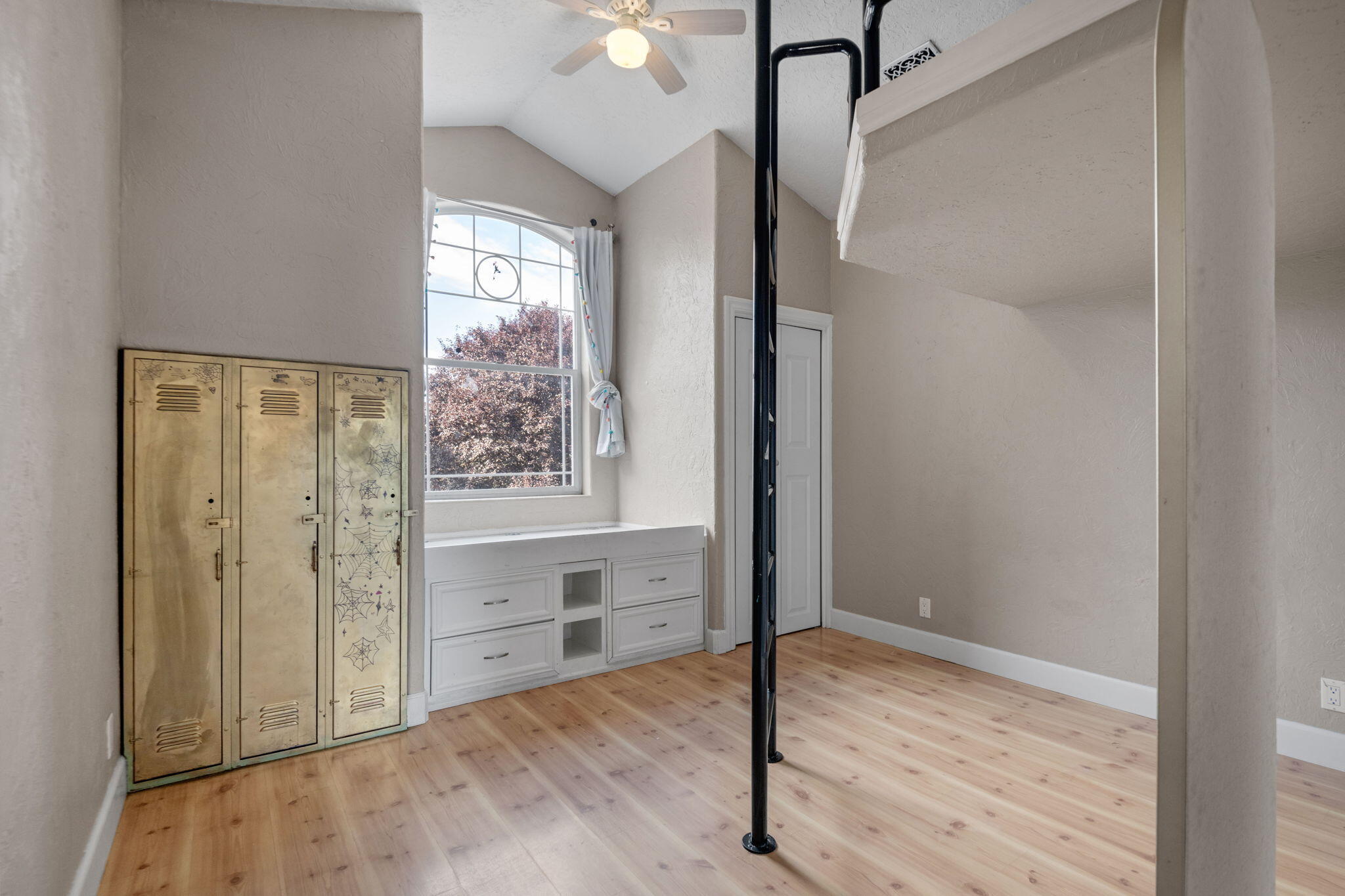Bend, Oregon, 97701, United States, 3 Bedrooms Bedrooms, ,3 BathroomsBathrooms,Residential,For Sale,1898955