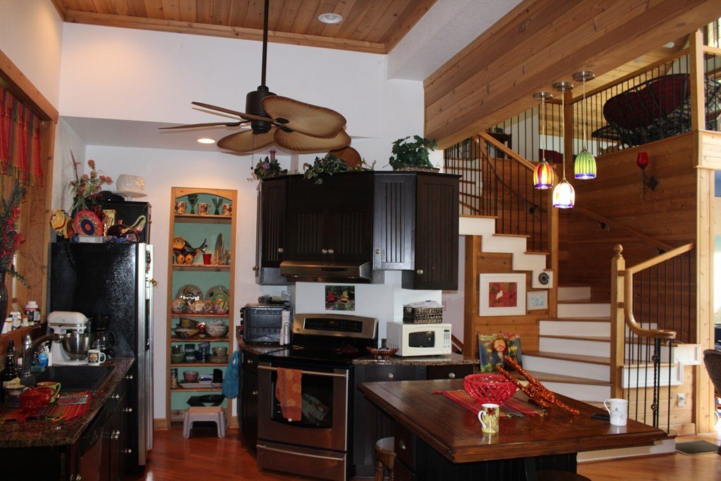 Murphy, North Carolina, 28906, United States, 2 Bedrooms Bedrooms, ,4 BathroomsBathrooms,Residential,For Sale,1915362