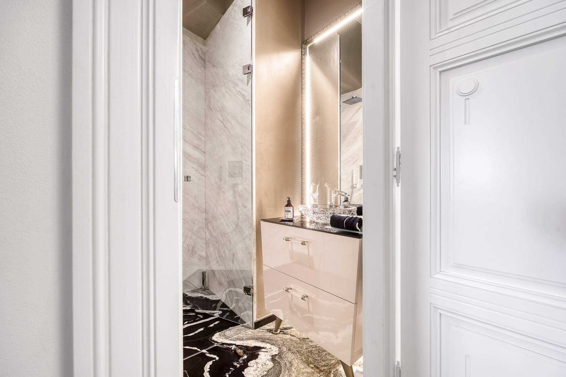  Refined 3-Bedroom Apartment on Janáckovo nábreží - 物件實景