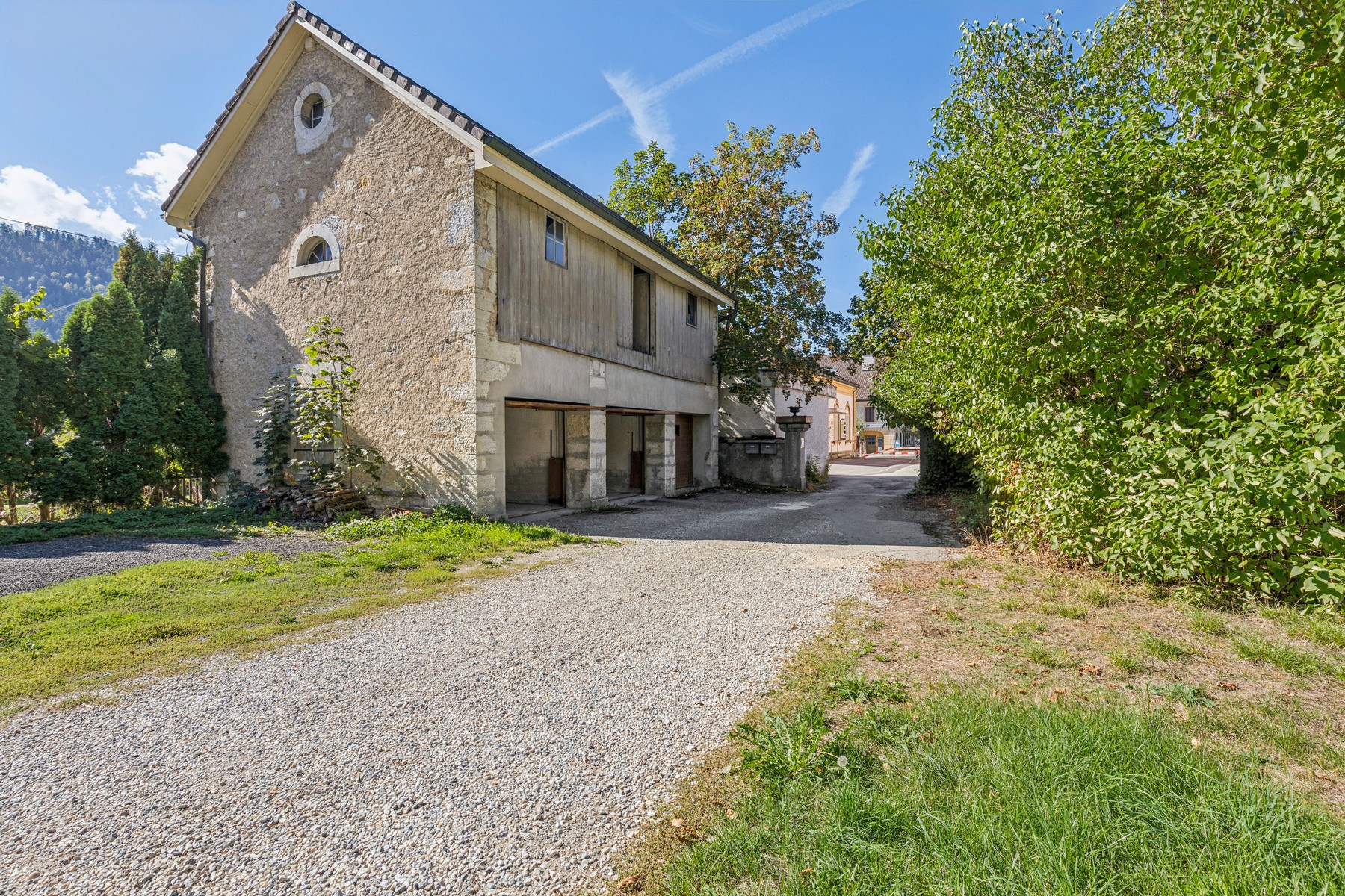  Elegant mansion comprising 3 apartments, with 2 horse stalls and 3 enclosed gara - 物件實景