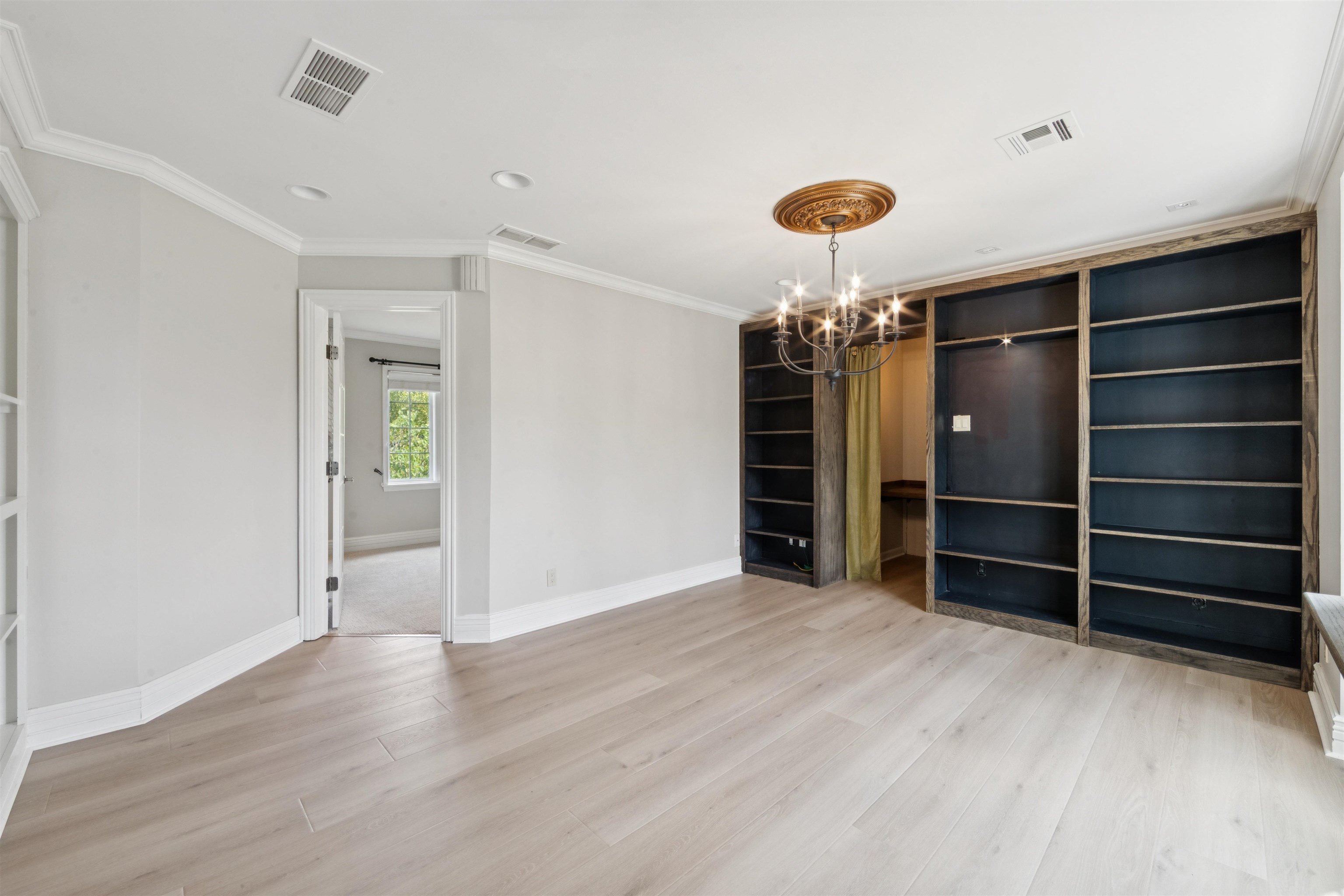 Wichita, Kansas, 67206, United States, 2 Bedrooms Bedrooms, ,4 BathroomsBathrooms,Residential,For Sale,1911450