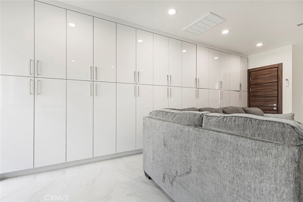 Glendale, California, 91201, United States, 4 Bedrooms Bedrooms, ,5 BathroomsBathrooms,Residential,For Sale,1969452