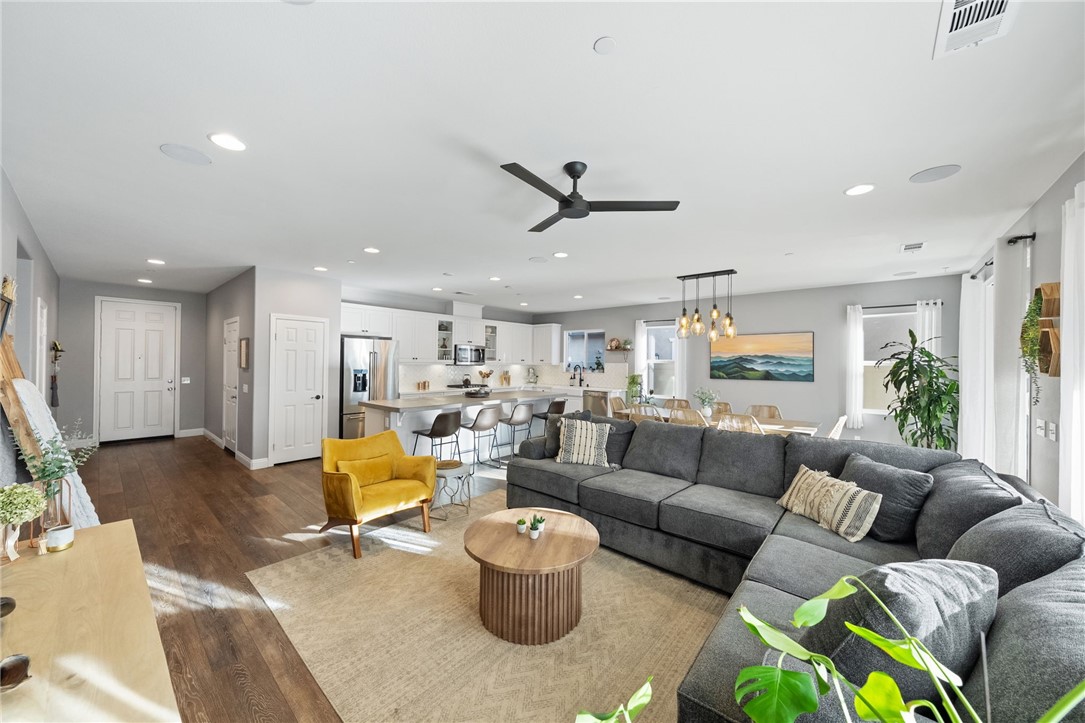 Murrieta, California, 92563, United States, 3 Bedrooms Bedrooms, ,2 BathroomsBathrooms,Residential,For Sale,1987315