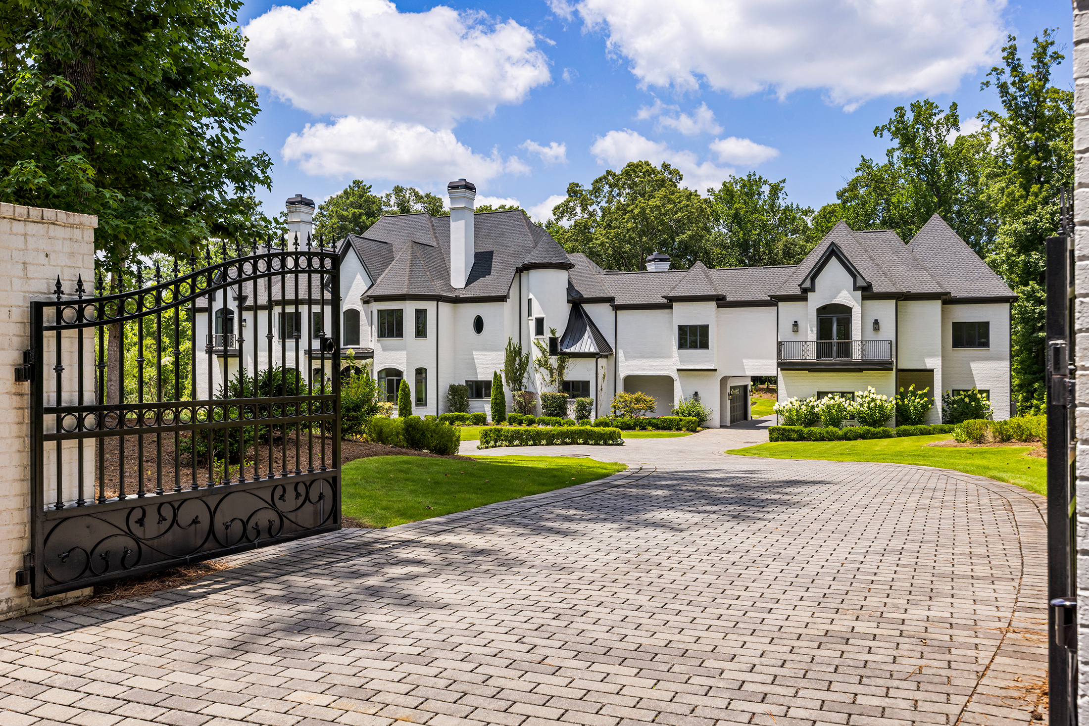  Exceptional Gated Estate with Resort-caliber Grounds - 物件實景