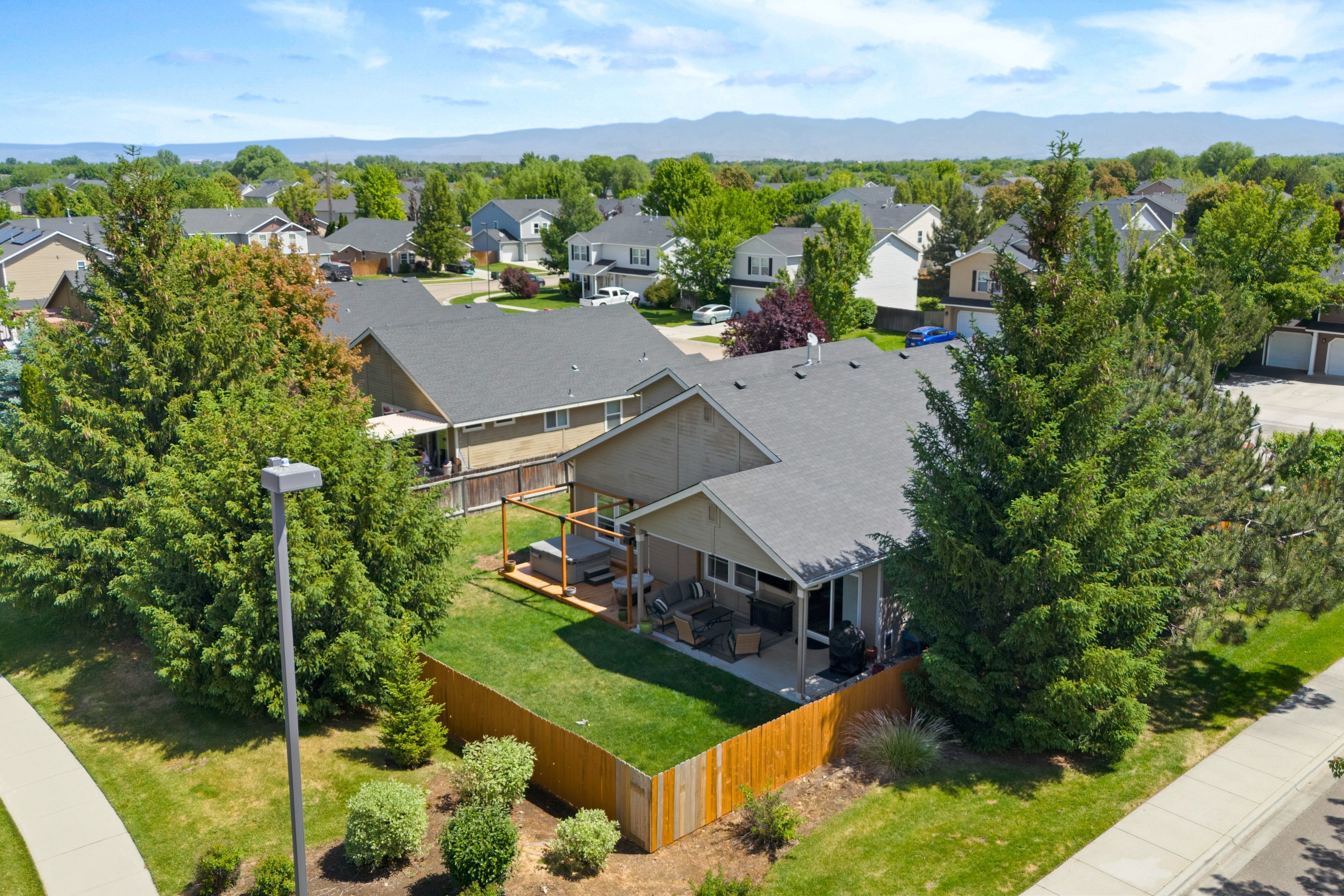  Single-Level Living with Bonus Room and 33’ RV Bay - 物件實景
