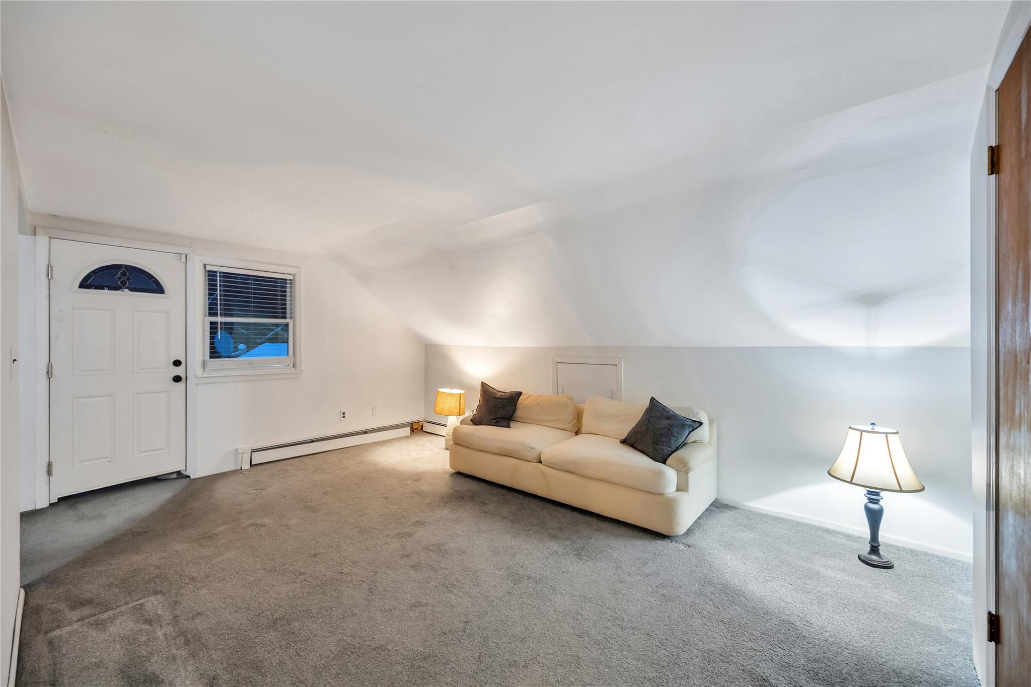 Hauppauge, New York, 11788, United States, 4 Bedrooms Bedrooms, ,2 BathroomsBathrooms,Residential,For Sale,1714342