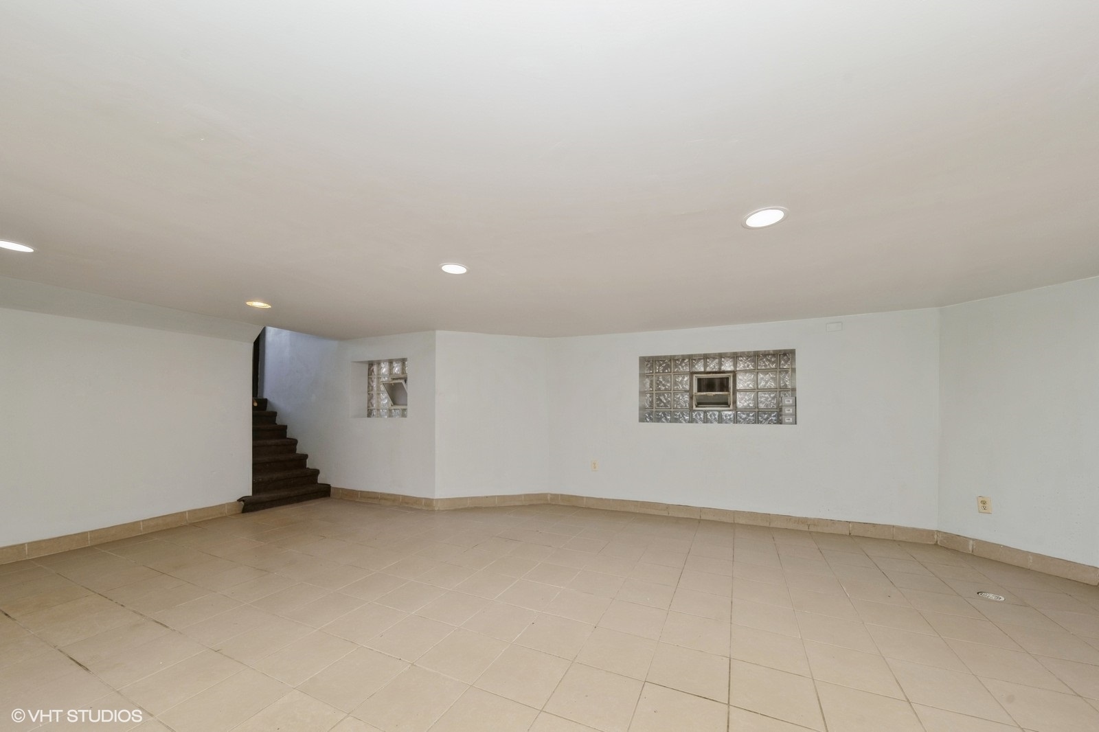 Chicago, Illinois, 60649, United States, 10 Bedrooms Bedrooms, ,Residential,For Sale,1926299