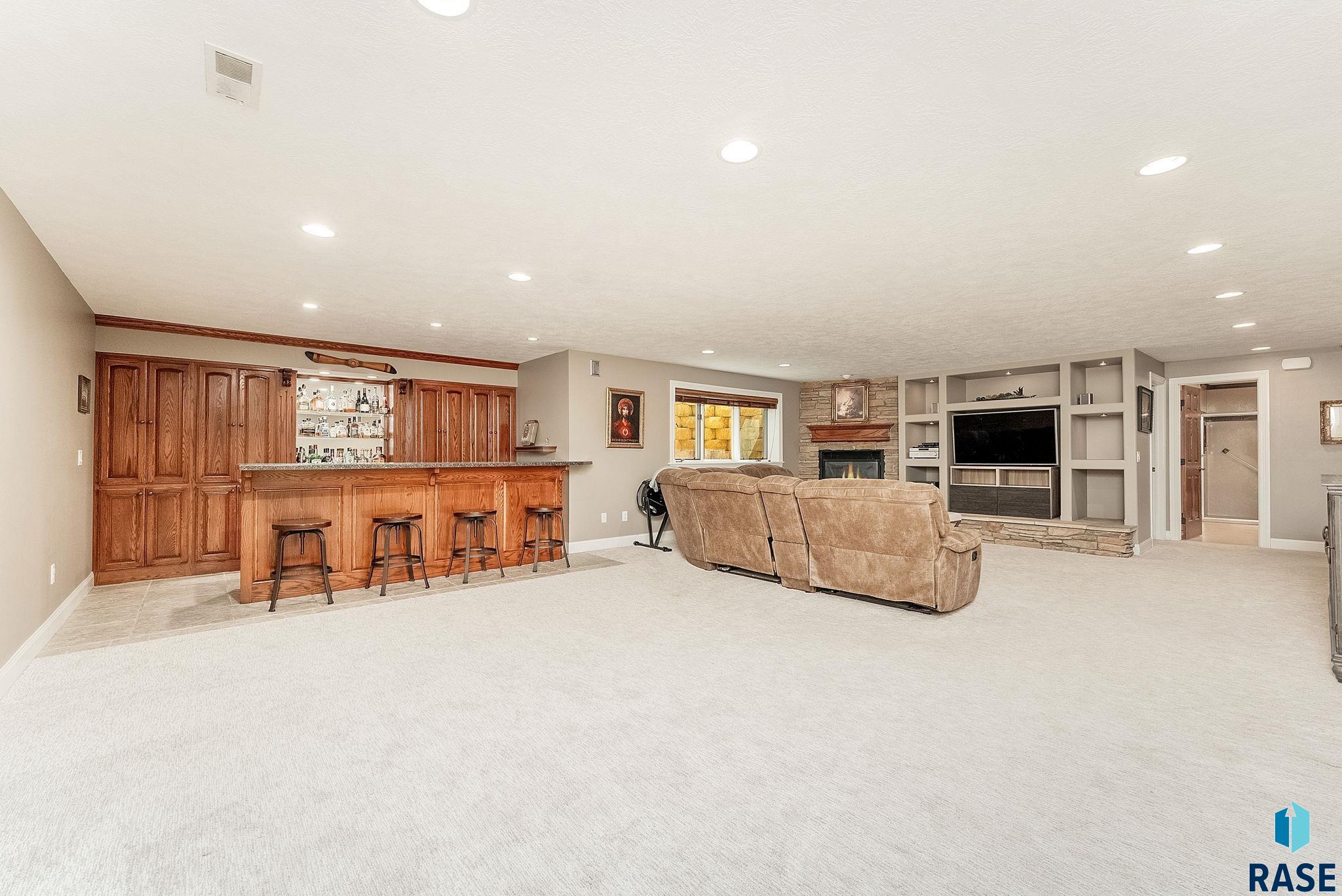 Sioux Falls, South Dakota, 57106, United States, 5 Bedrooms Bedrooms, ,3 BathroomsBathrooms,Residential,For Sale,1946502