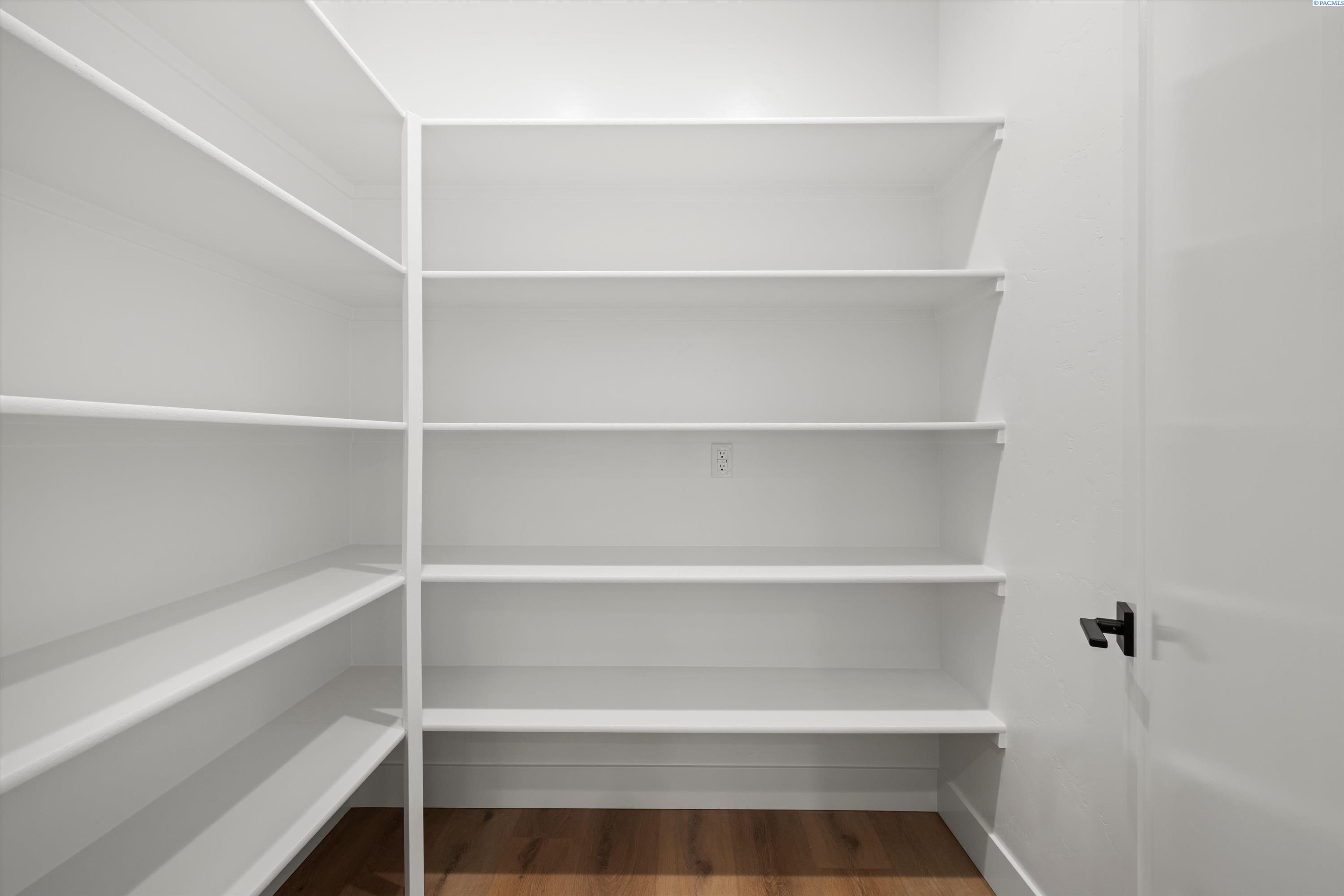 Richland, Washington, 99352, United States, 4 Bedrooms Bedrooms, ,3 BathroomsBathrooms,Residential,For Sale,1996125