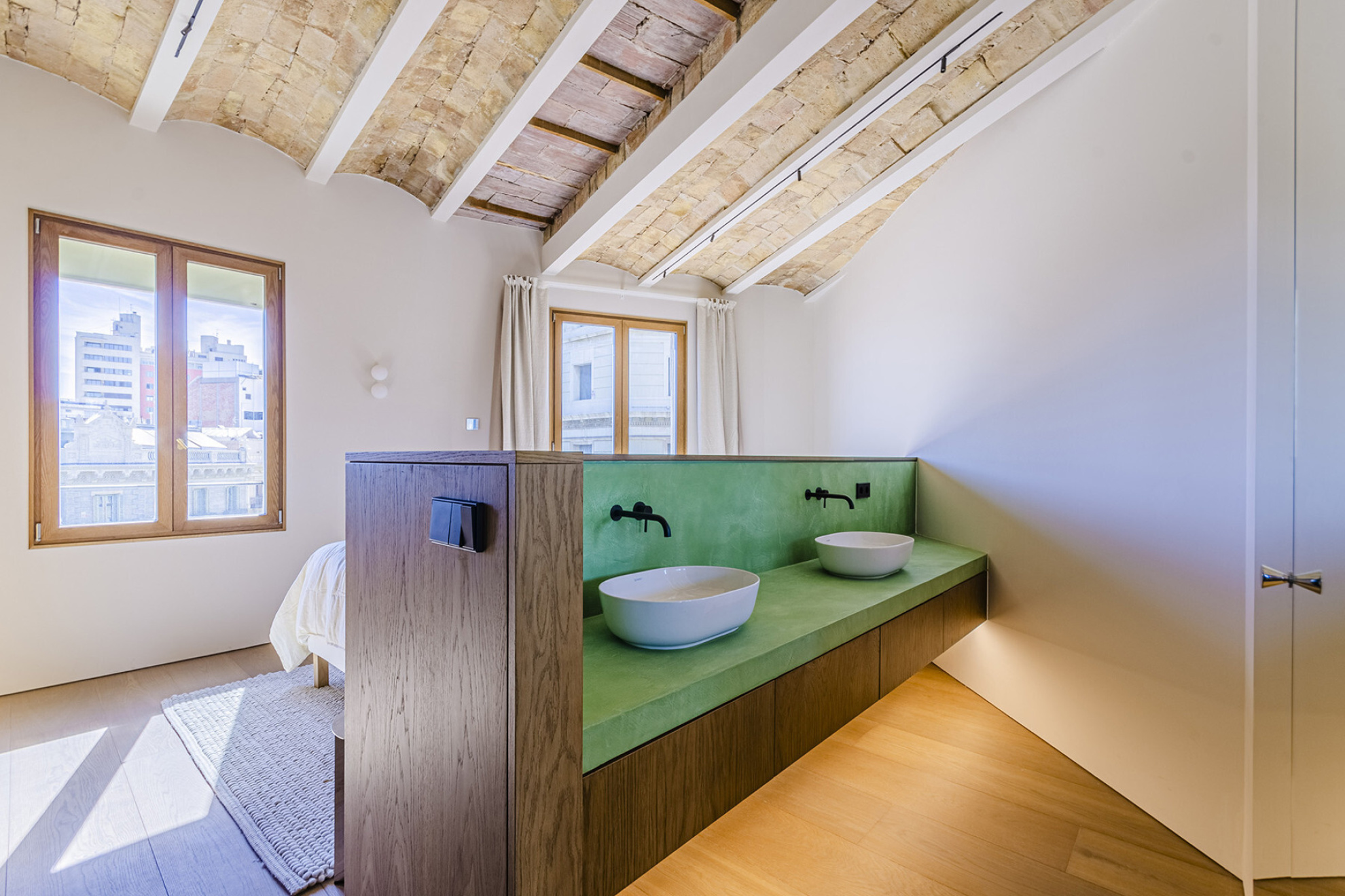  Stunning renovated property with panoramic views and abundant natural light - 物件實景