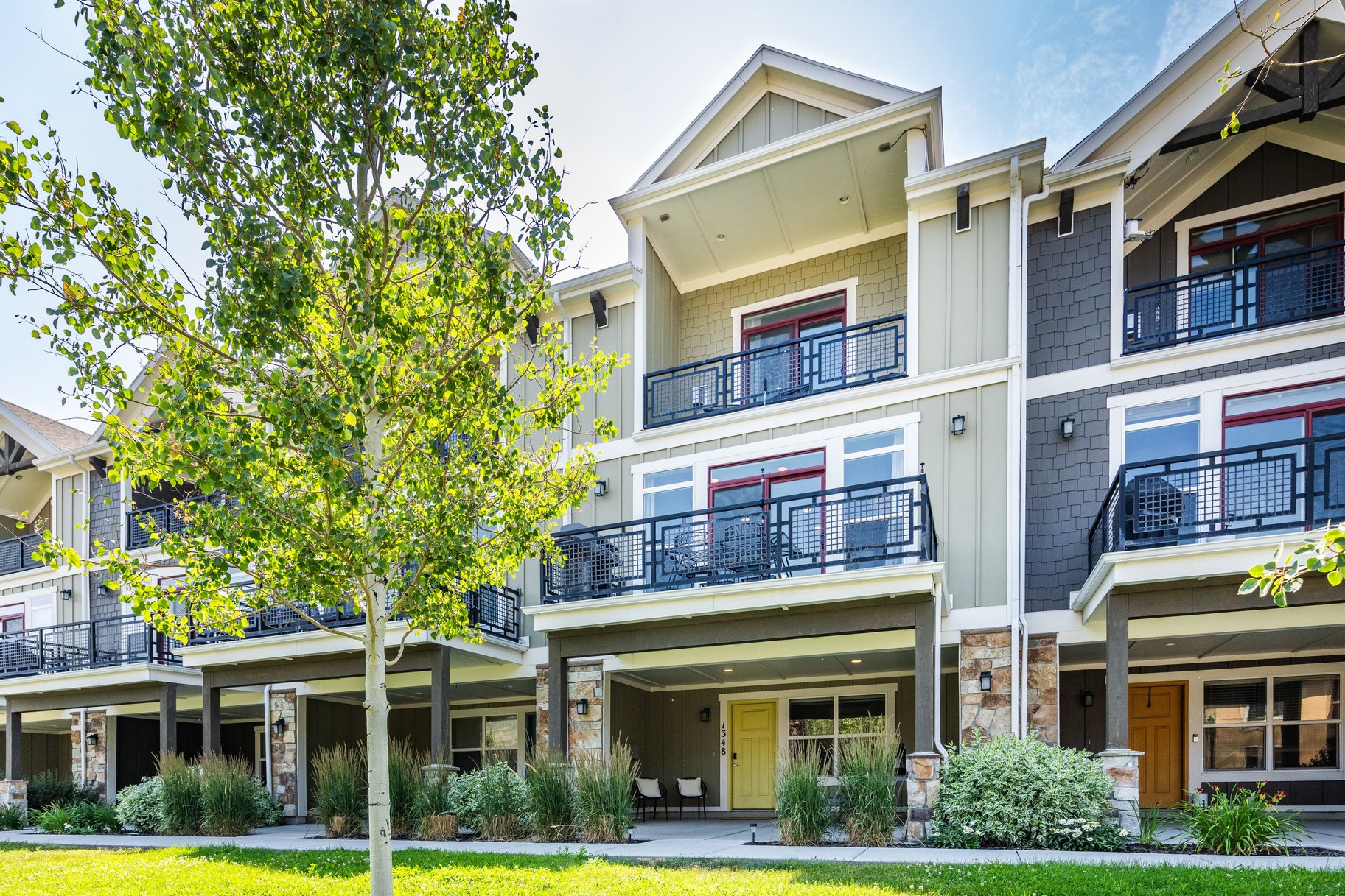  Three Bedroom Townhome with 2-Car Garage Near Trails, Creek, Retail & Golf Club - 物件實景