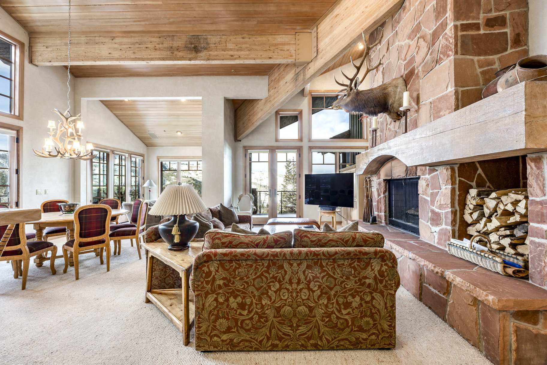  Rare End Unit in Stag Lodge with Unmatched Views & Ski Access - 物件實景