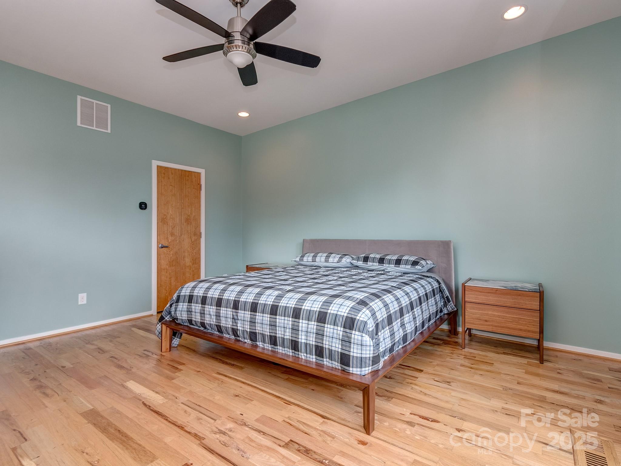 Charlotte, North Carolina, 28202, United States, 2 Bedrooms Bedrooms, ,3 BathroomsBathrooms,Residential,For Sale,1986288