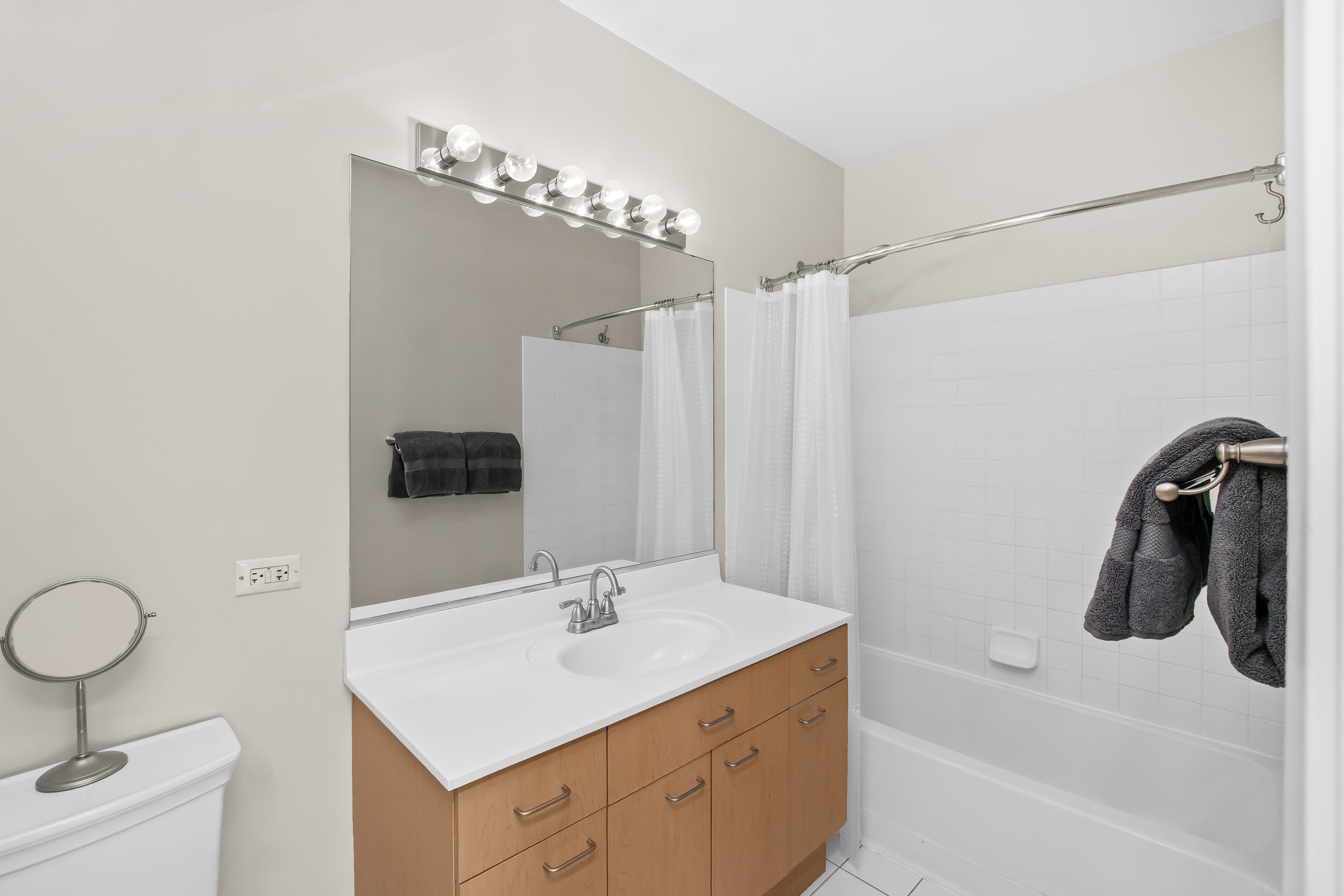 Spacious Unit in Desirable Chicago Avenue Place - 物件實景