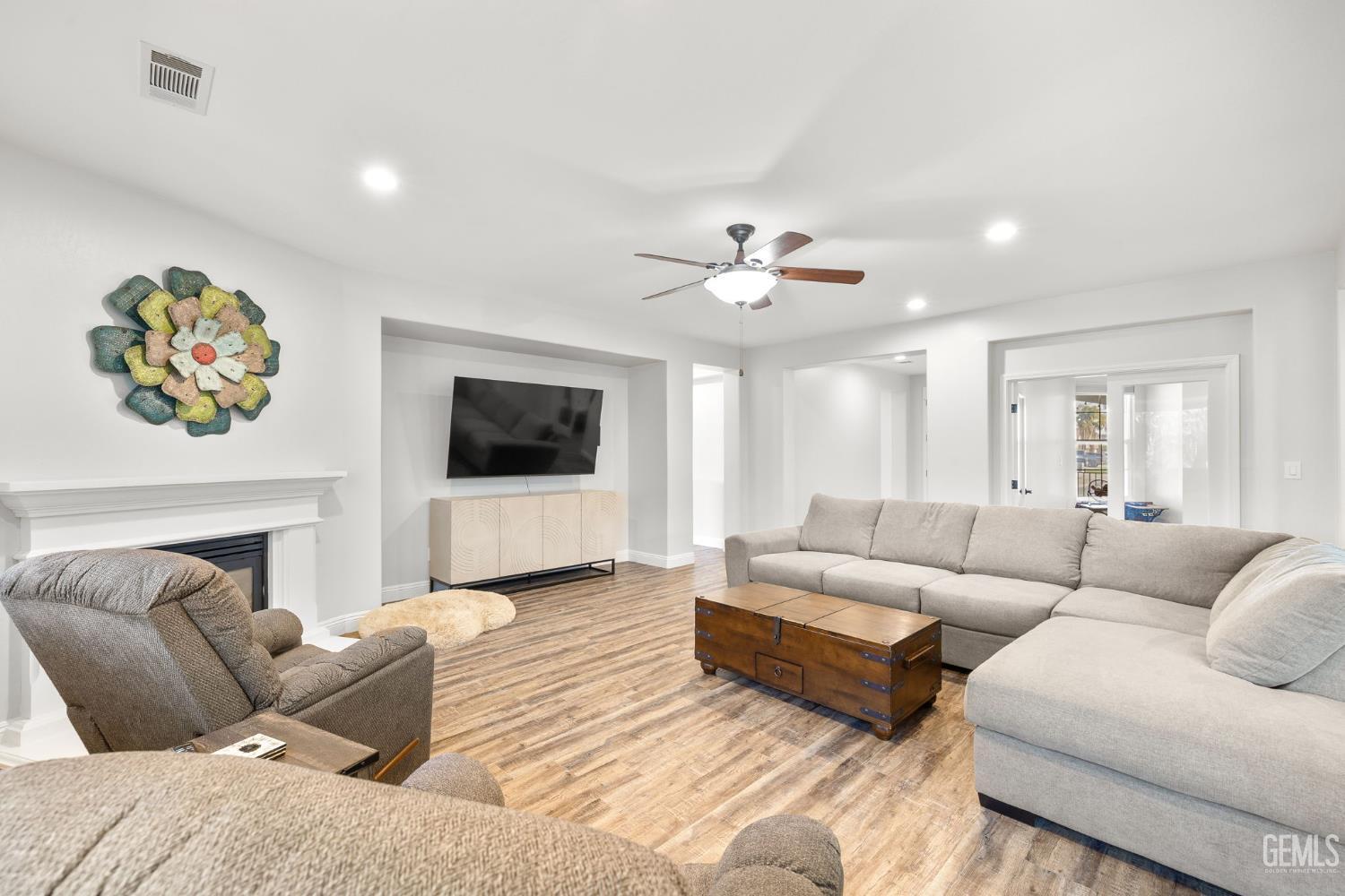 Bakersfield, California, 93312, United States, 3 Bedrooms Bedrooms, ,2 BathroomsBathrooms,Residential,For Sale,1989296