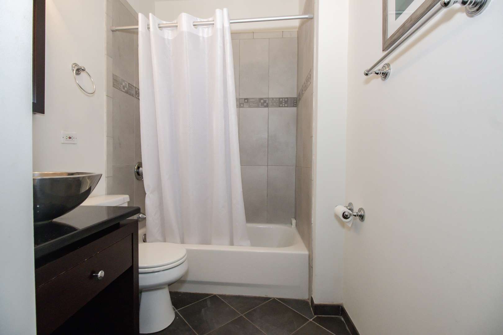 Chicago, Illinois, 60610, United States, 3 Bedrooms Bedrooms, ,3 BathroomsBathrooms,Residential,For Sale,1977363