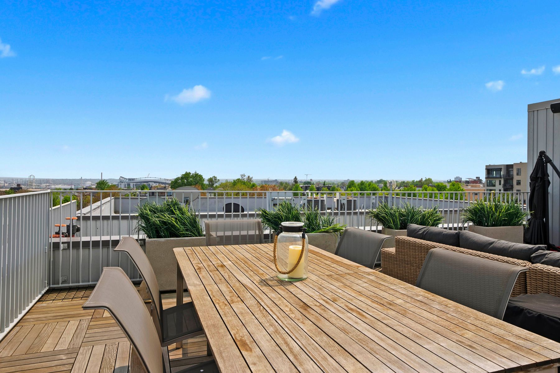  Welcome to this Rare and Stunning Three-Bedroom Penthouse - 物件實景