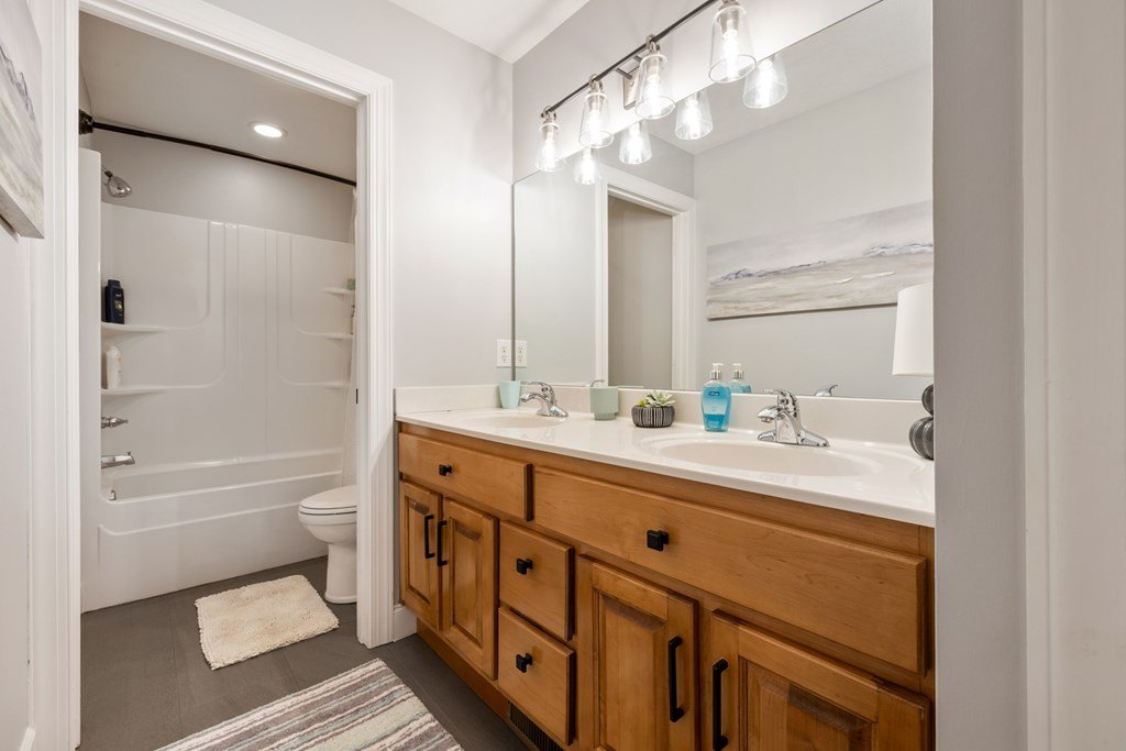 Hayesville, North Carolina, 28904, United States, 3 Bedrooms Bedrooms, ,4 BathroomsBathrooms,Residential,For Sale,1974136