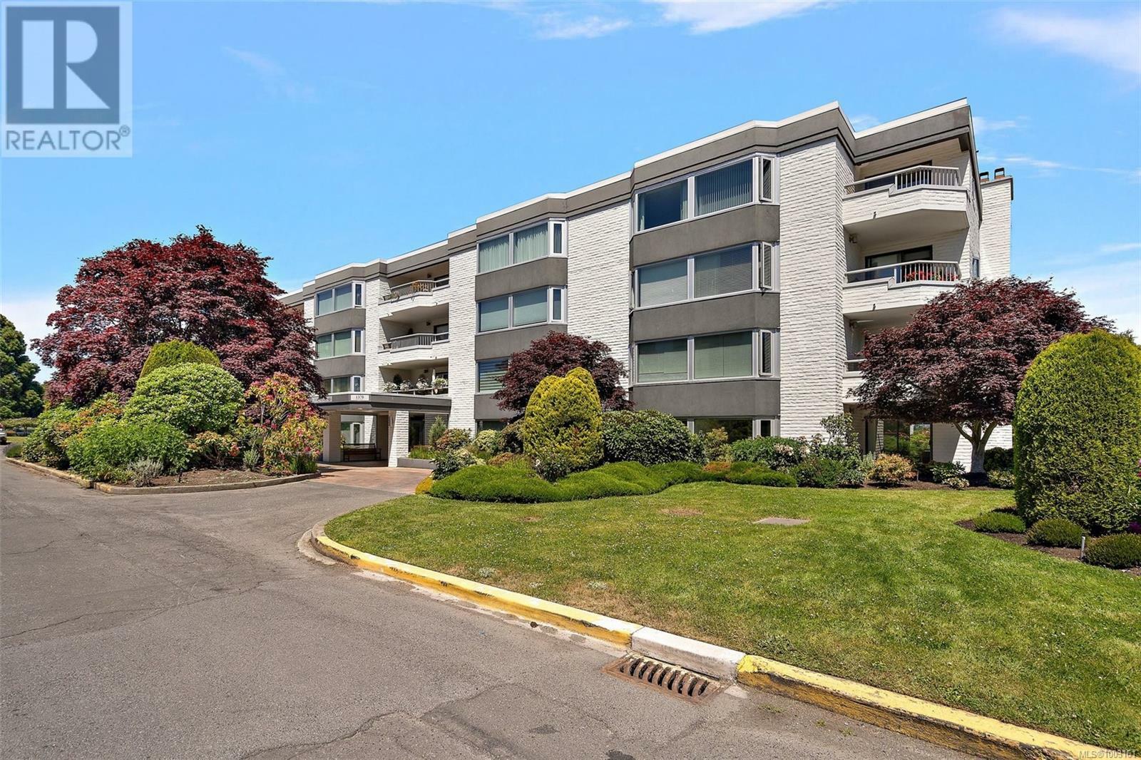 OAK BAY, British Columbia, V8S 2N6, CA, 2 Bedrooms Bedrooms, ,2 BathroomsBathrooms,Residential,For Sale,1874610