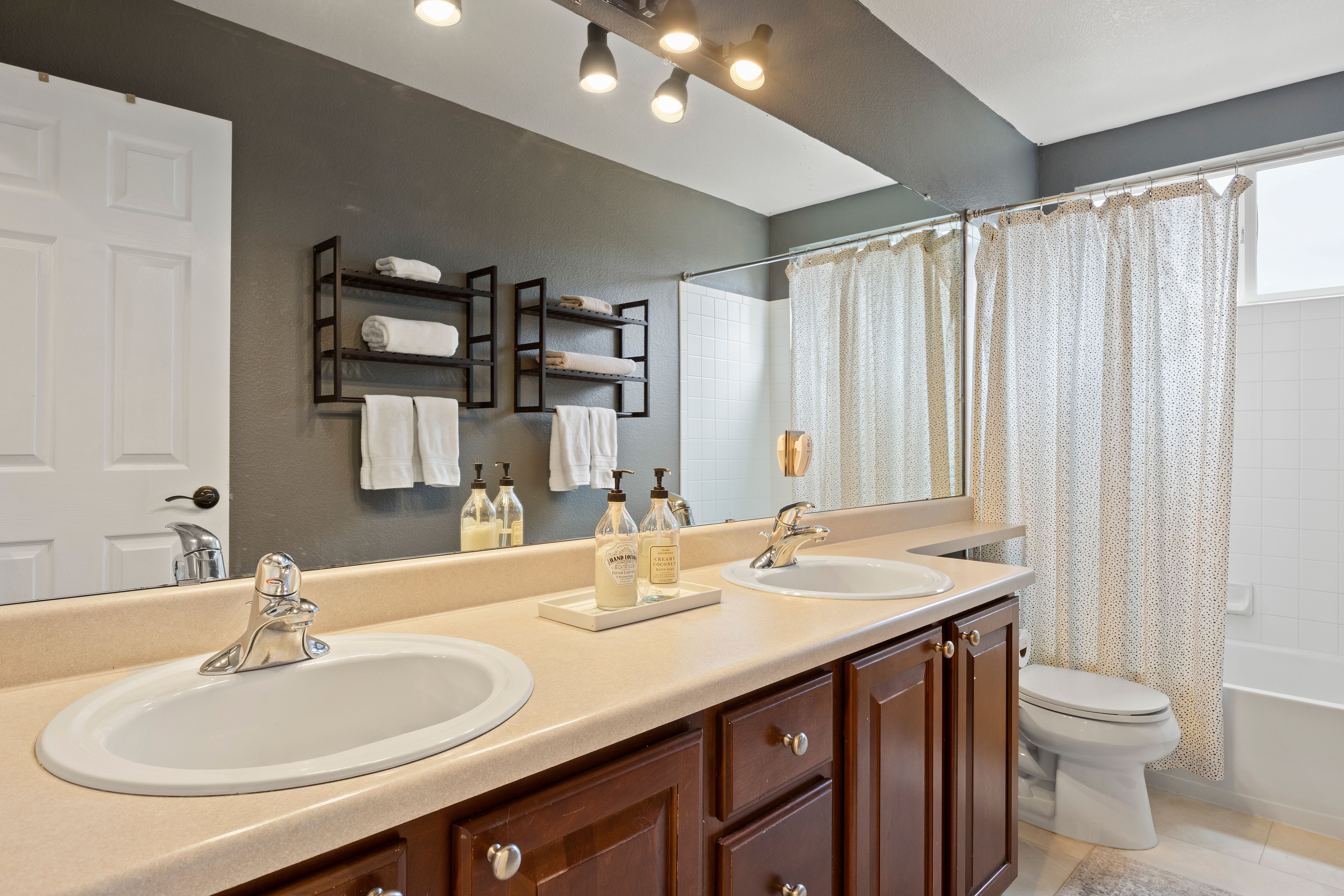  Situated on a desirable corner lot in the sought-after Red Hawk community - 物件實景