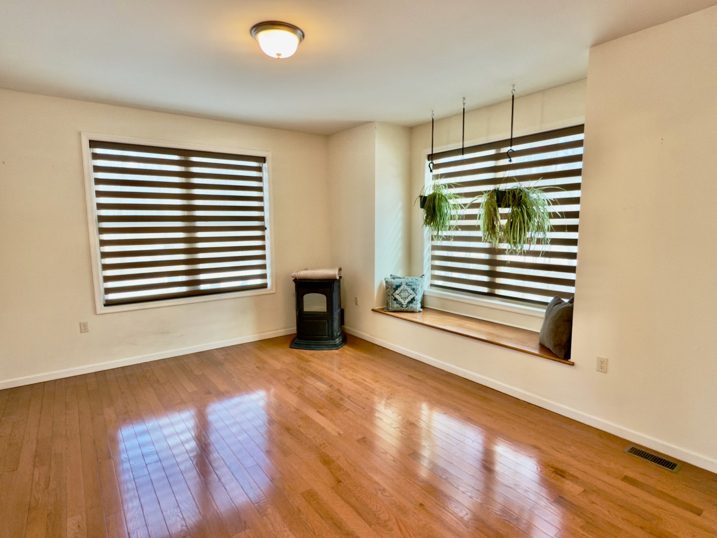 Hawley, Pennsylvania, 18428, United States, 3 Bedrooms Bedrooms, ,2 BathroomsBathrooms,Residential,For Sale,1995739