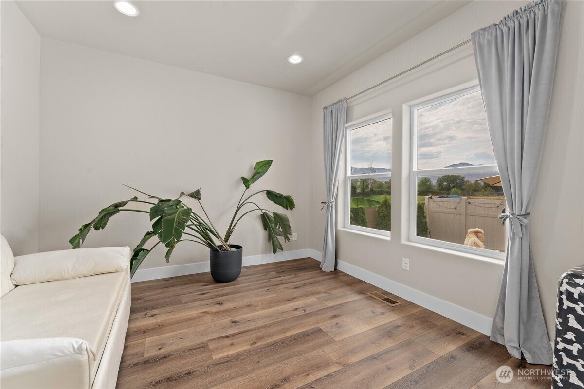East Wenatchee, Washington, 98802, United States, 2 Bedrooms Bedrooms, ,2 BathroomsBathrooms,Residential,For Sale,1942009