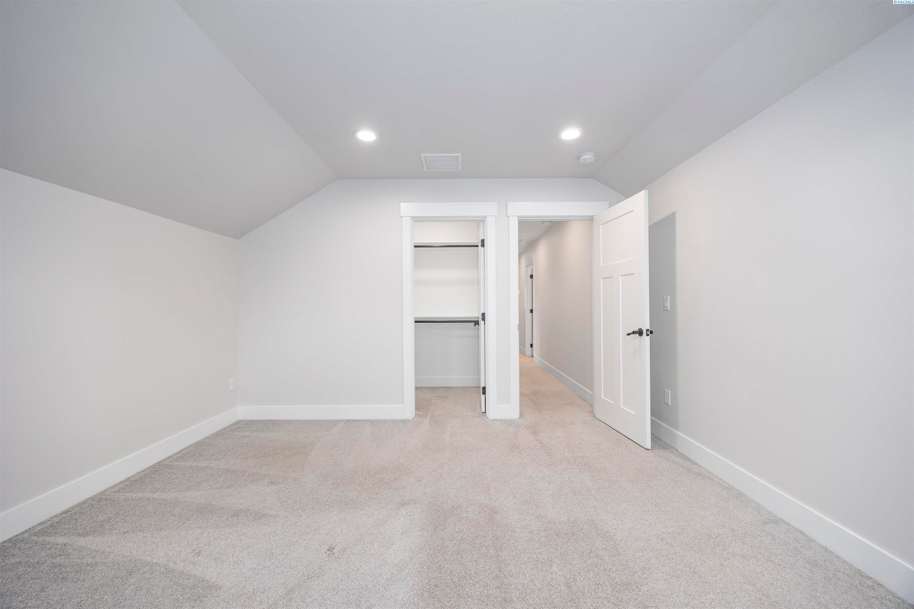 Grandview, Washington, 98930, United States, 5 Bedrooms Bedrooms, ,3 BathroomsBathrooms,Residential,For Sale,1988632