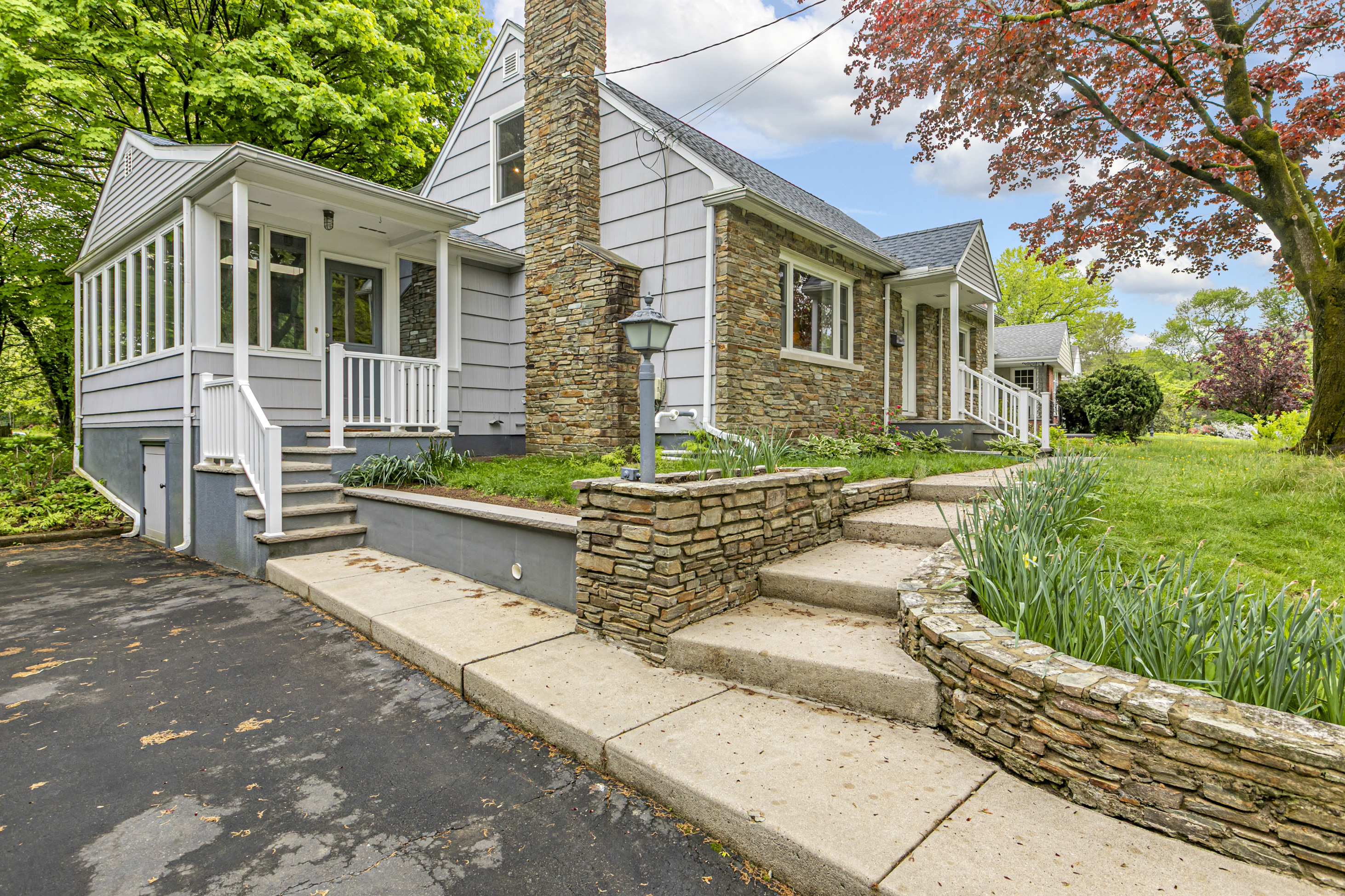  Stone-Front Cape Steps from Nature Trails, Seconds from Schools - 物件實景