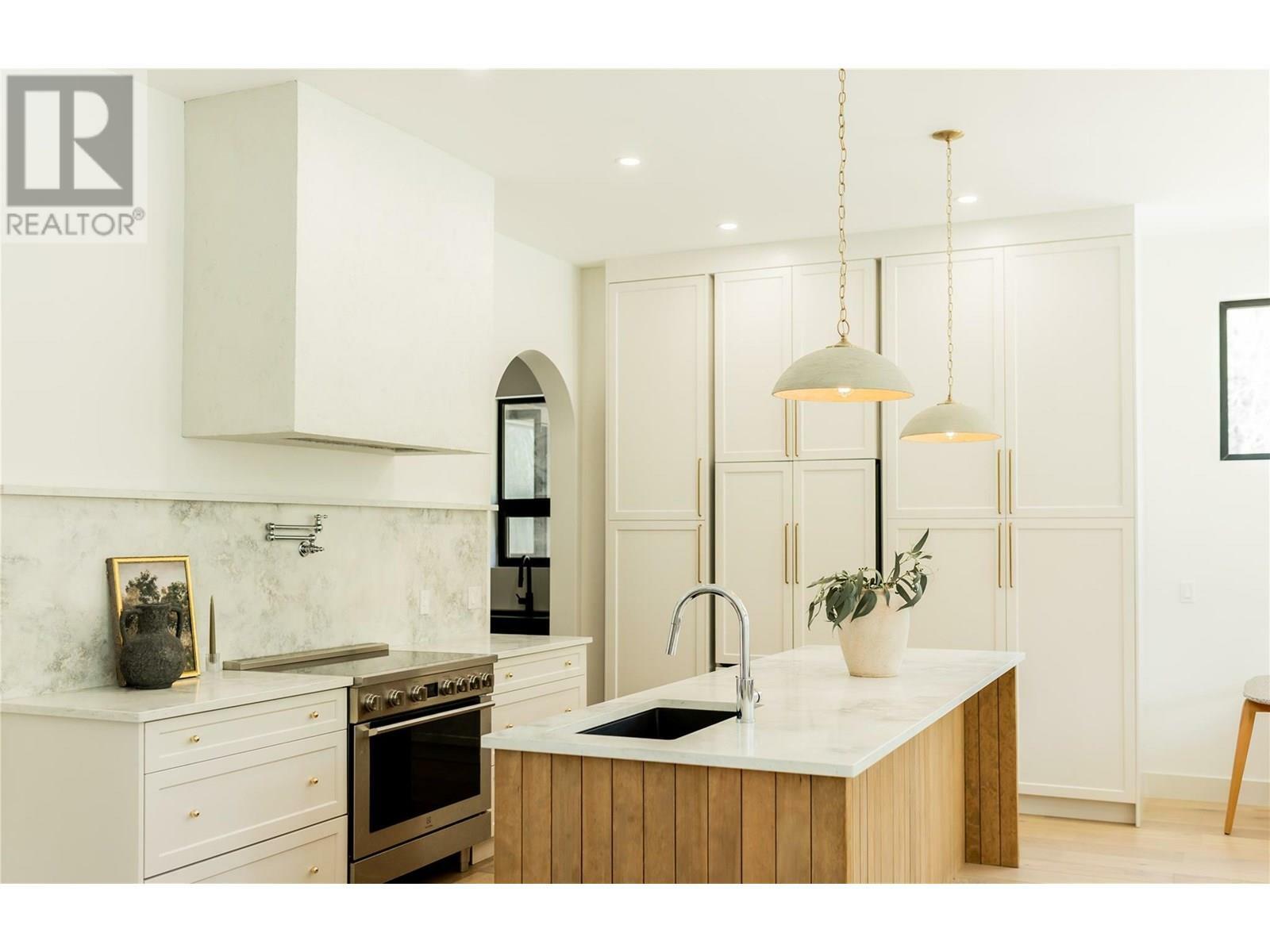 GRAND FORKS, British Columbia, V0H 1H2, CA, 5 Bedrooms Bedrooms, ,5 BathroomsBathrooms,Residential,For Sale,1868553