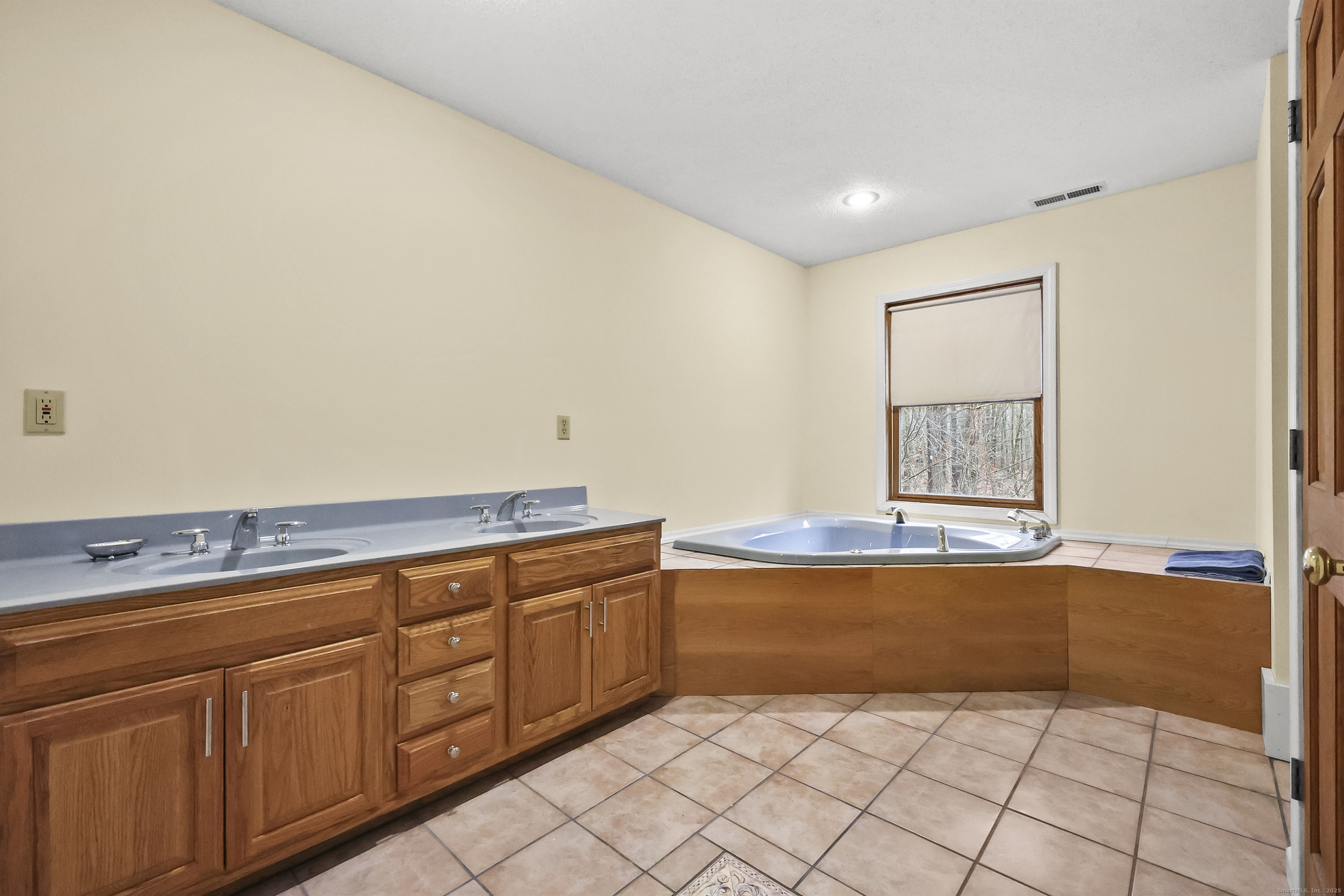 Lebanon, Connecticut, 06249, United States, 3 Bedrooms Bedrooms, ,4 BathroomsBathrooms,Residential,For Sale,1999598