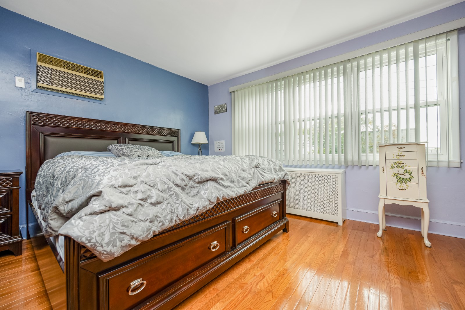 Middle Village, New York, 11379, United States, 3 Bedrooms Bedrooms, ,2 BathroomsBathrooms,Residential,For Sale,1933512