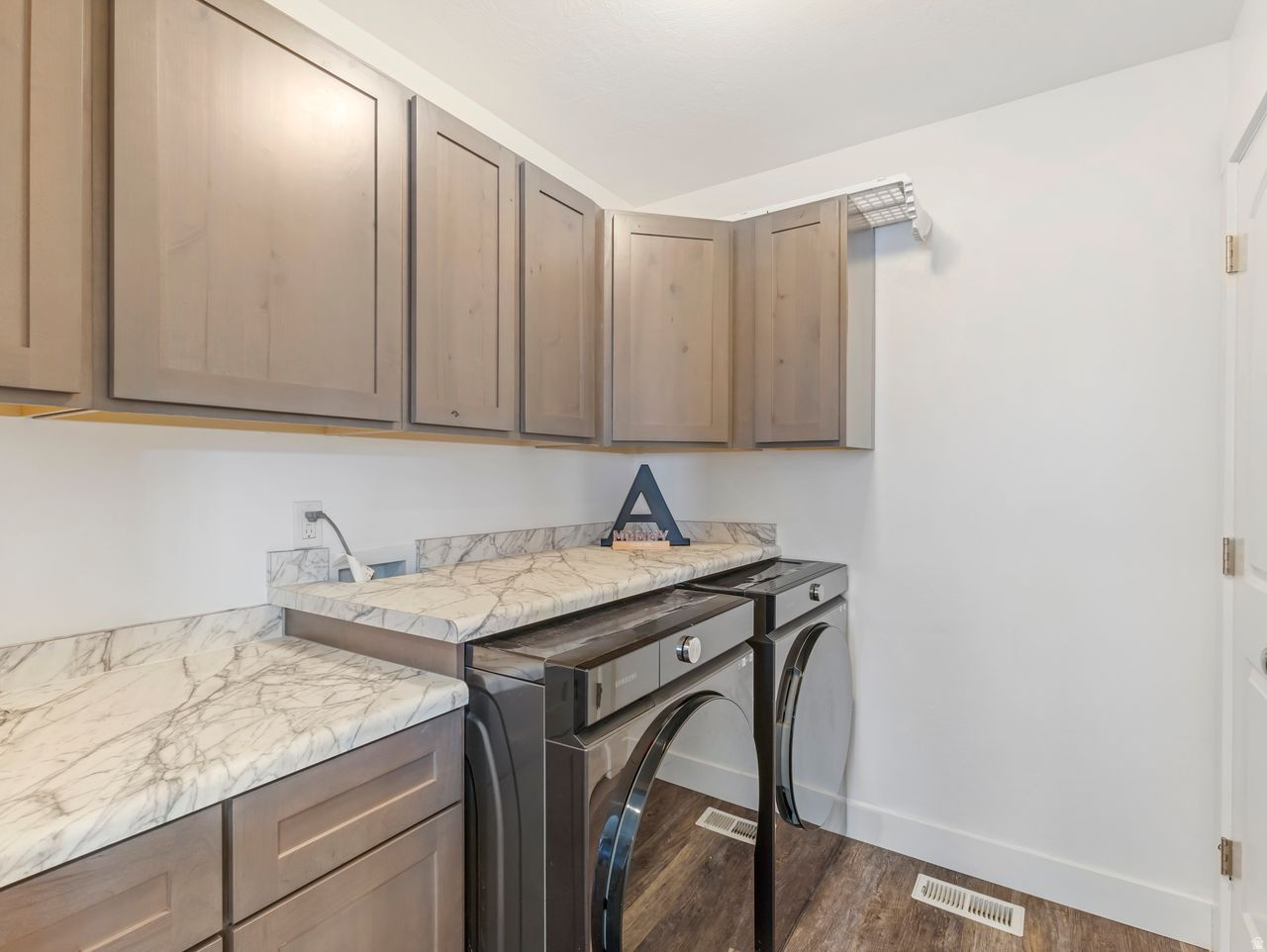 Grantsville, Utah, 84029, United States, 6 Bedrooms Bedrooms, ,3 BathroomsBathrooms,Residential,For Sale,2003482