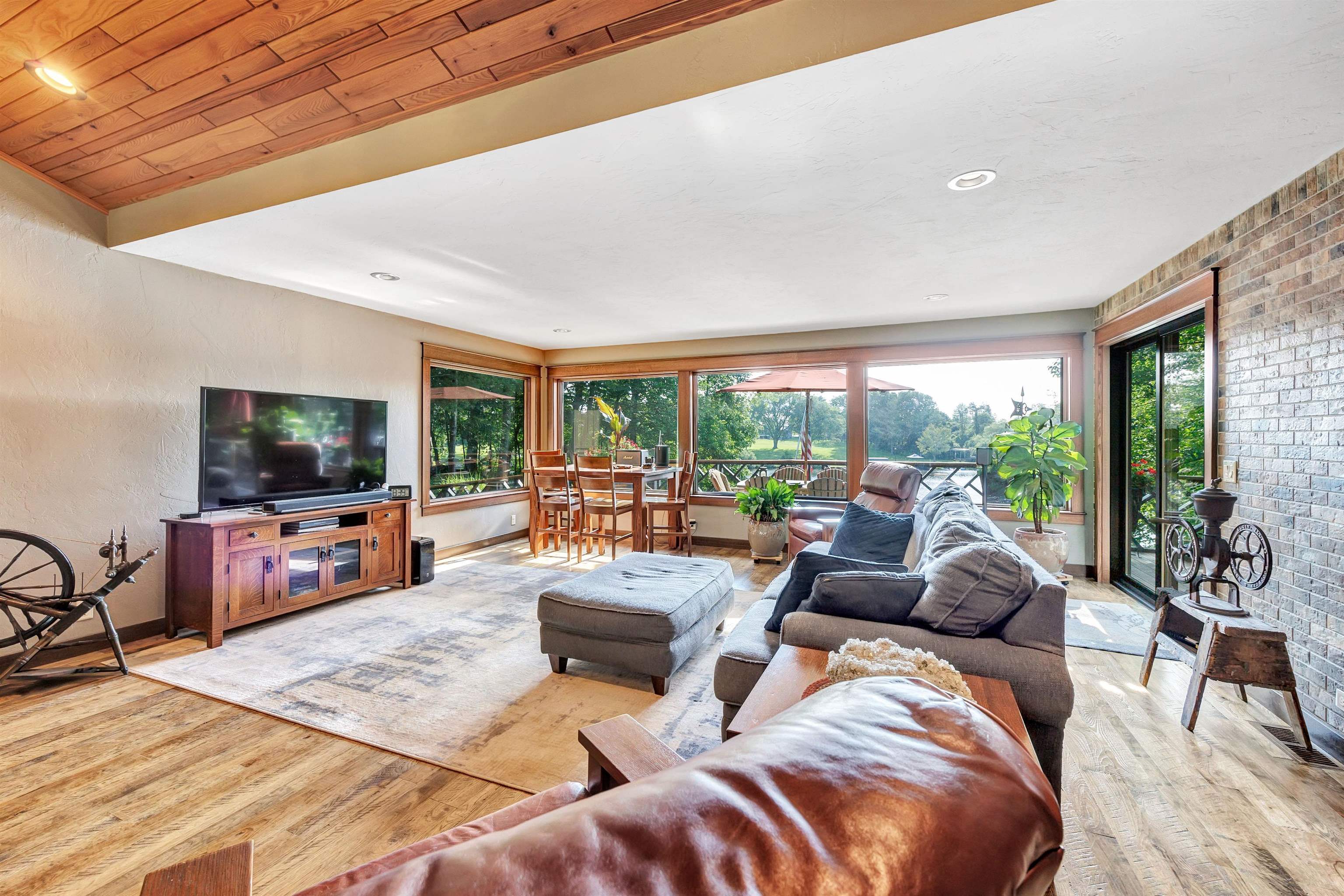 SHAWANO, Wisconsin, 54166, United States, 5 Bedrooms Bedrooms, ,3 BathroomsBathrooms,Residential,For Sale,1912460